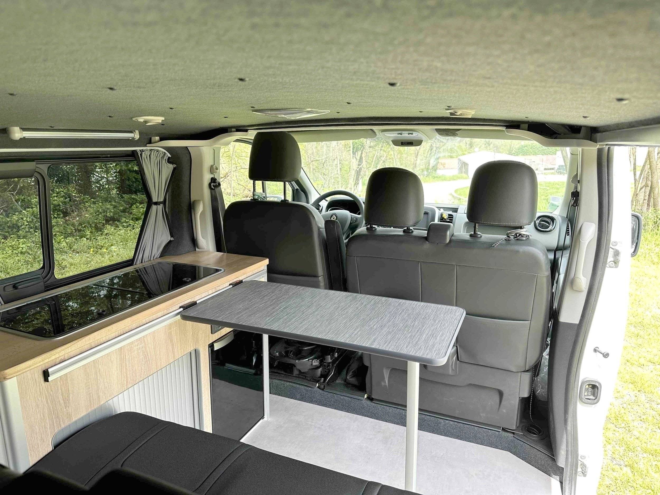 Dining Area Renault Trafic3 L2H1 1,6 l 140 ch - Yescapa