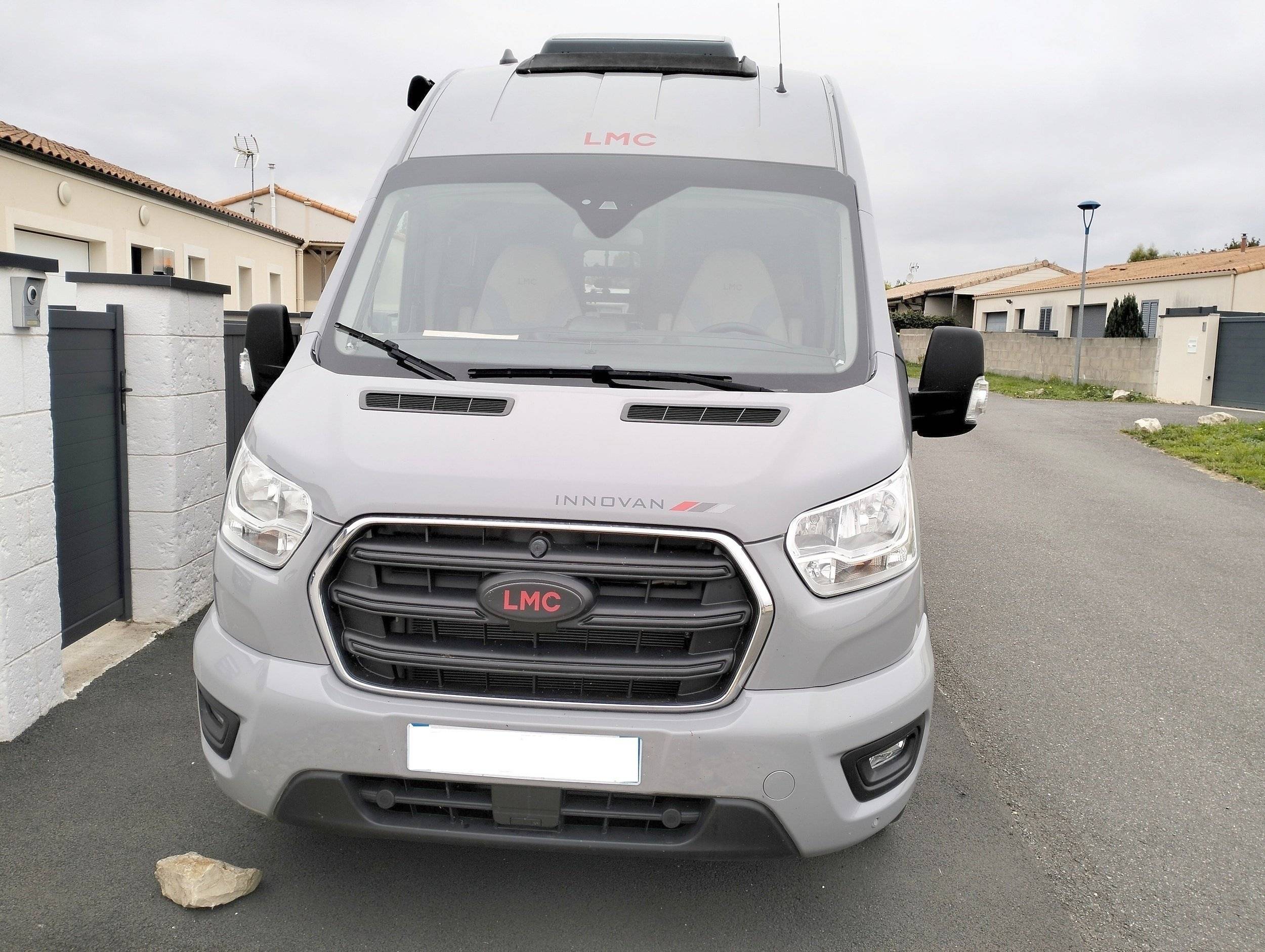 schräge Vorderansicht Ford ford transit - Yescapa