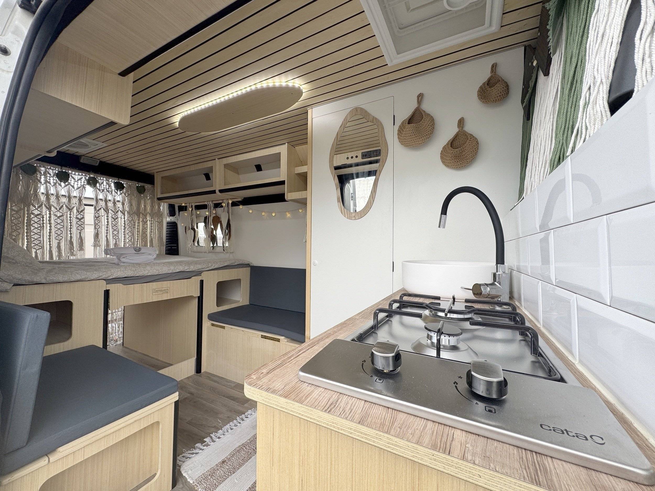 Dining Area Peugeot Boxer 2,2 l hdi 130 ch - Yescapa