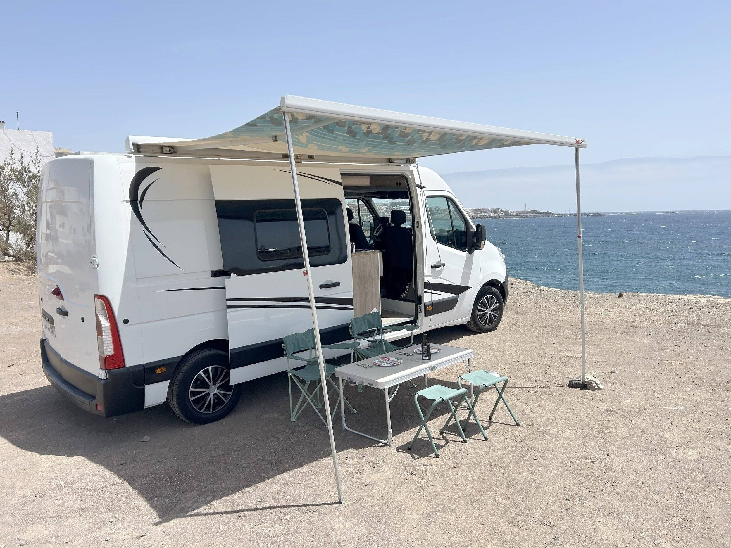 Front view from 3/4 Renault - Yescapa