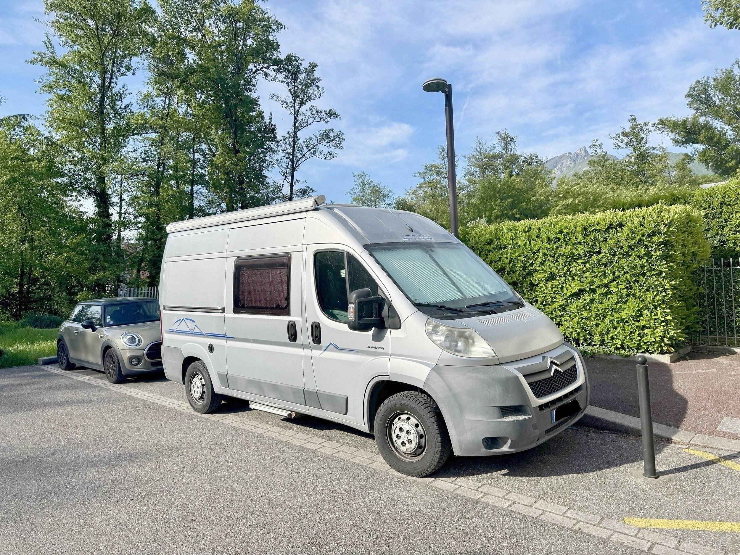 Vista del vehículo ángulo delantero Citroën Jumper 2,0 l 130 ch - Yescapa