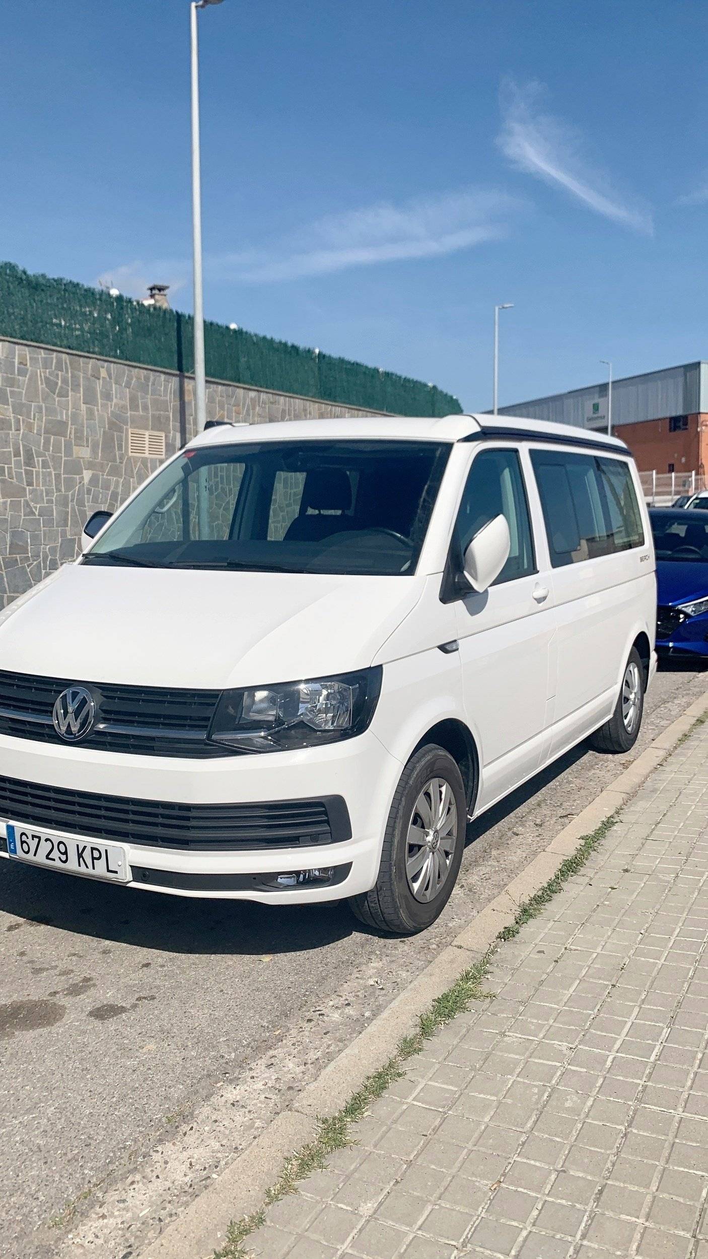 Front view from 3/4 Volkswagen - Yescapa