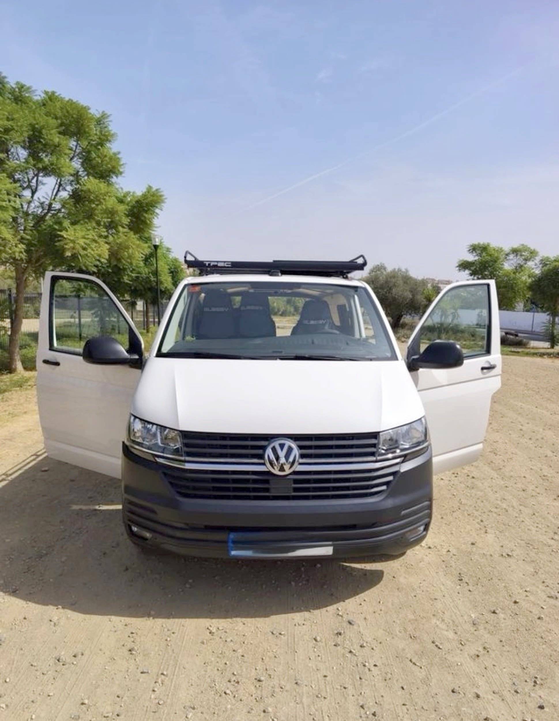 Front view from 3/4 Volkswagen T6 2,0 l 102 ch - Yescapa