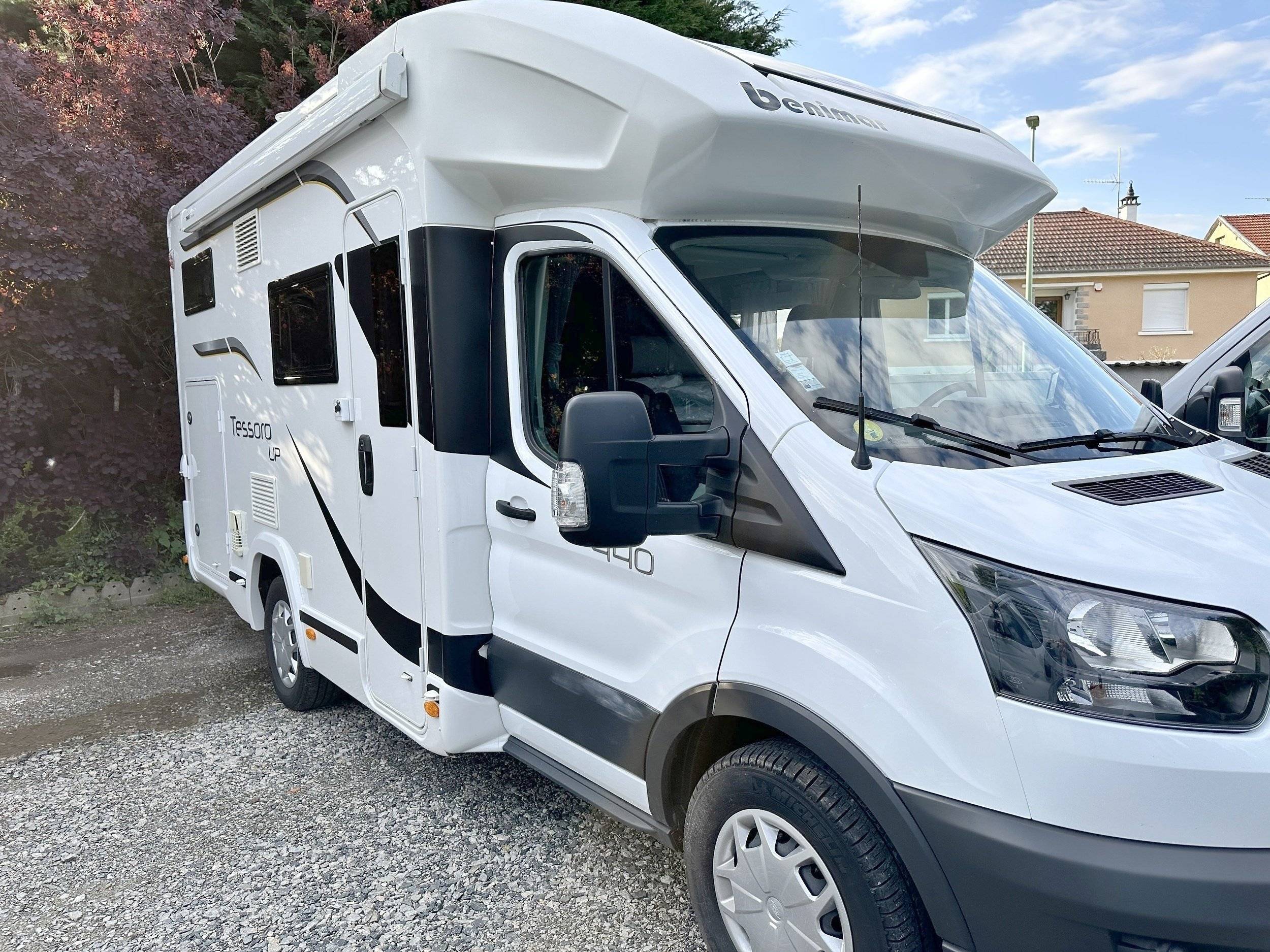 schräge Vorderansicht Ford ford transit - Yescapa