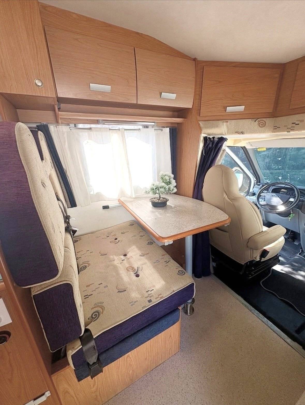 Área de jantar Ford - Yescapa