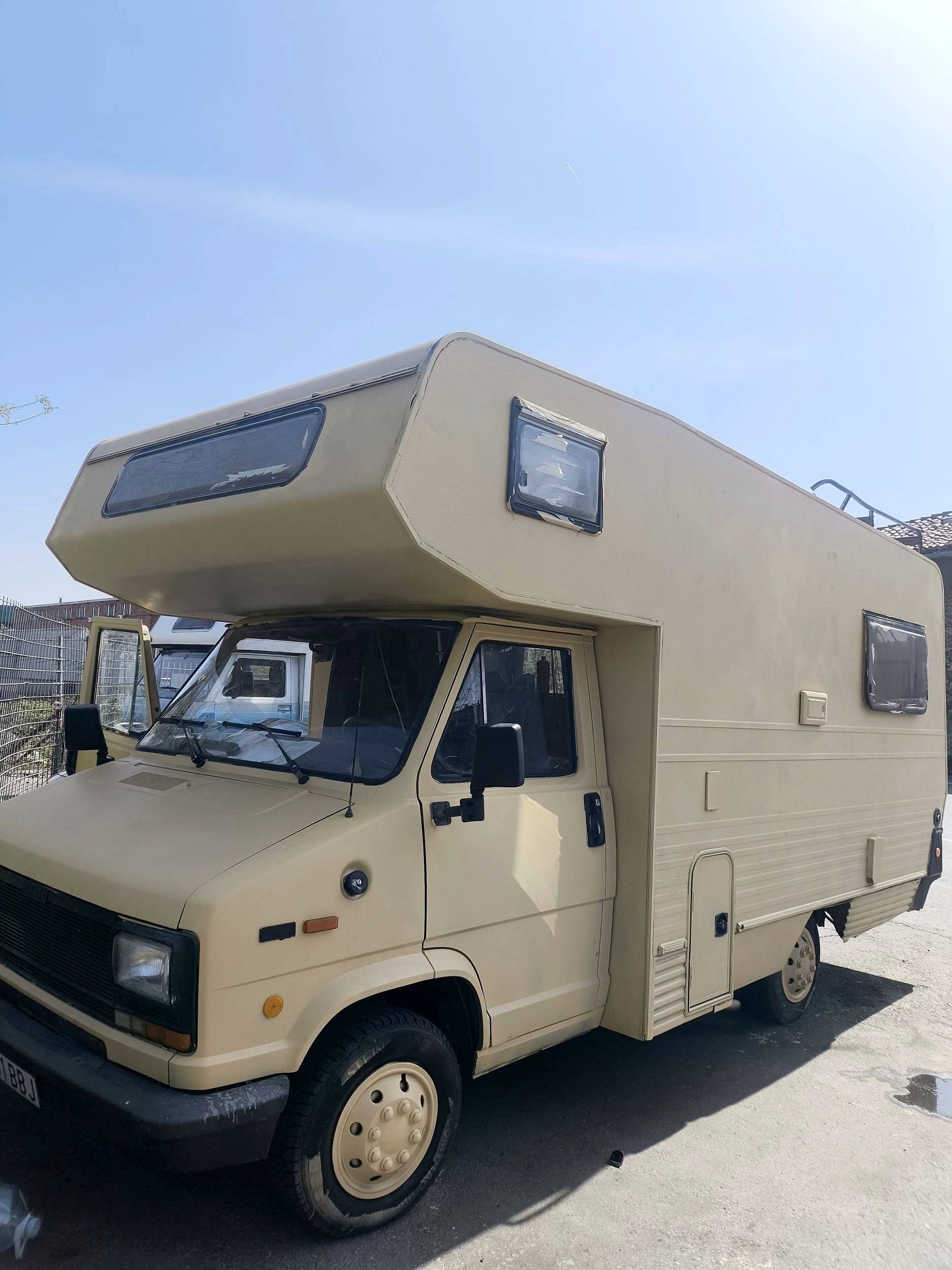 schräge Vorderansicht Fiat Fiat Ducato 2.5 D - Yescapa