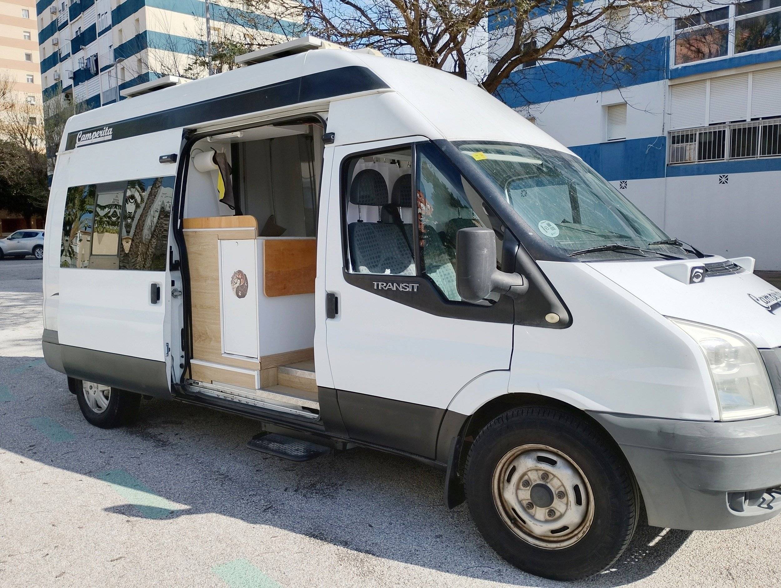 schräge Vorderansicht Ford Transit 2,2 l TDCi 140 ch. - Yescapa