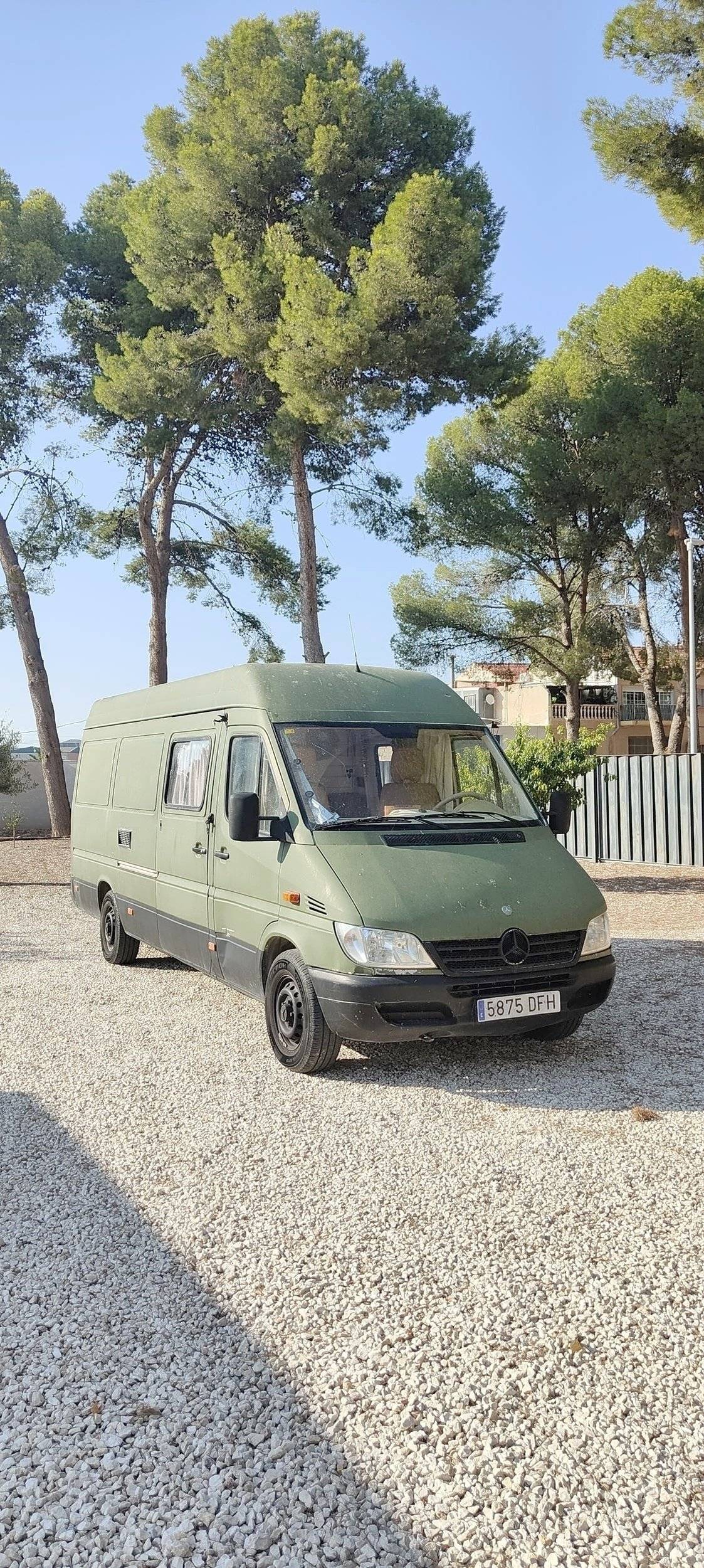 Front view from 3/4 Mercedes Sprinter 2,2 l 115 ch - Yescapa