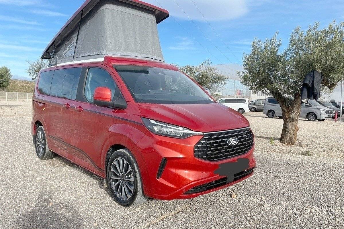 Front view from 3/4 Ford TOURNEO PANAMA PEAK 10+ - Yescapa