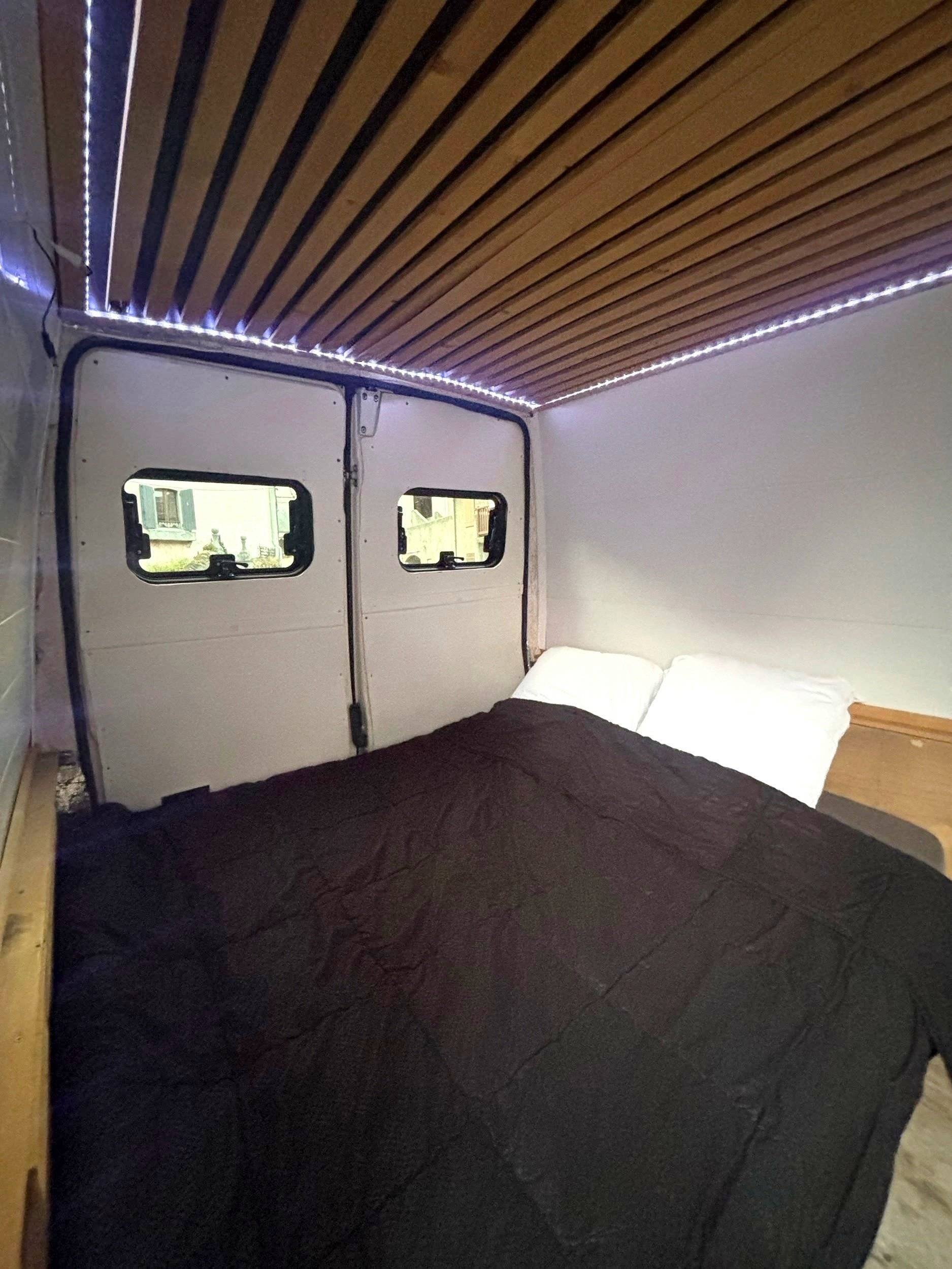 Front view from 3/4 Peugeot Boxer 2,2L HDI 100CH - Yescapa