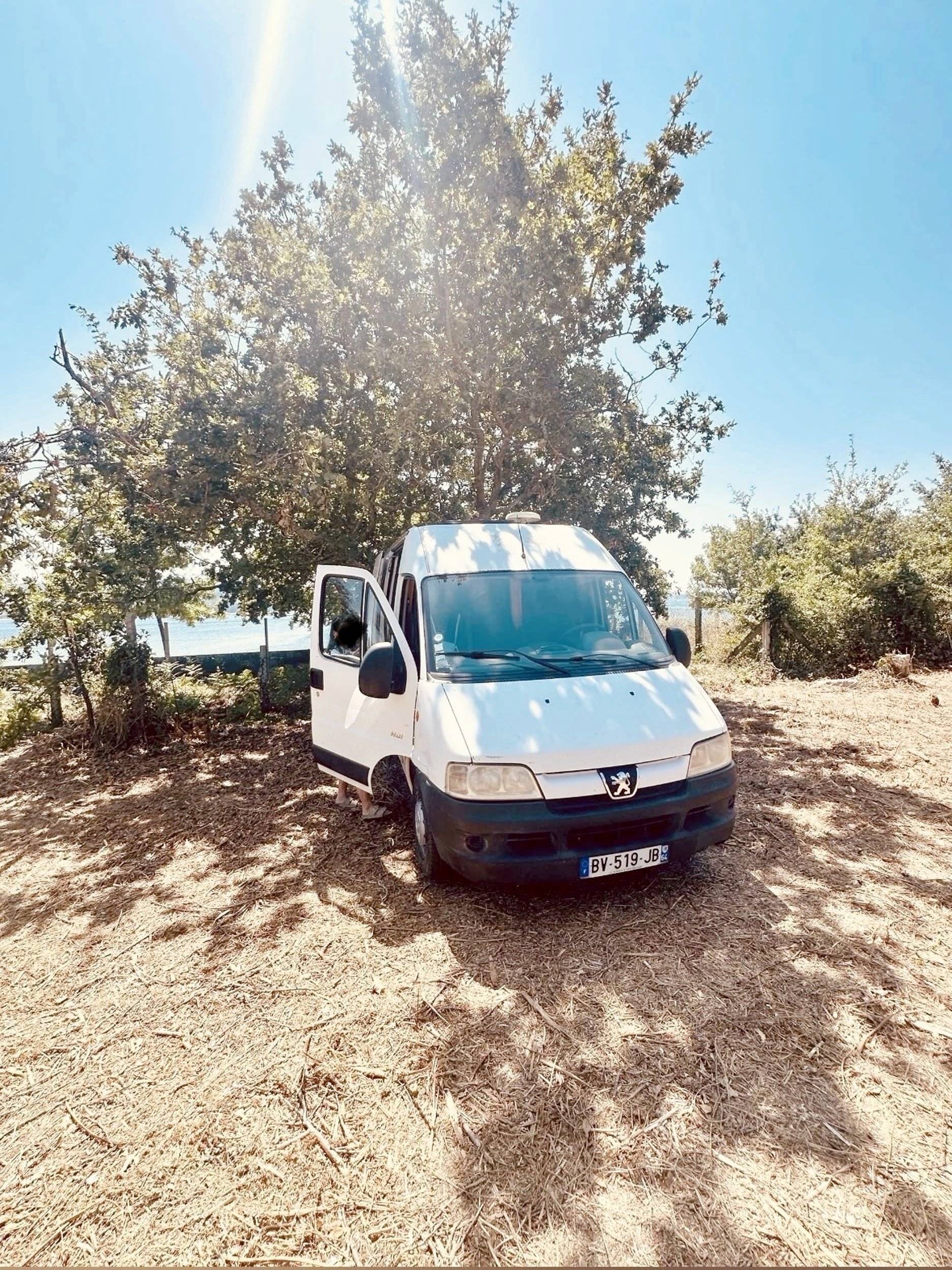 Vista frontale a ¾ Peugeot Boxer 2,2L HDI 100CH - Yescapa