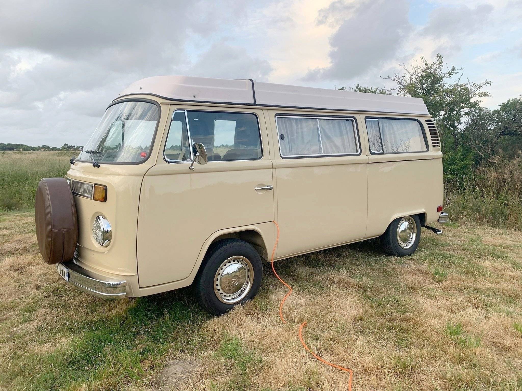 Vue avant de 3/4 Volkswagen volkswagen T2 B - Yescapa