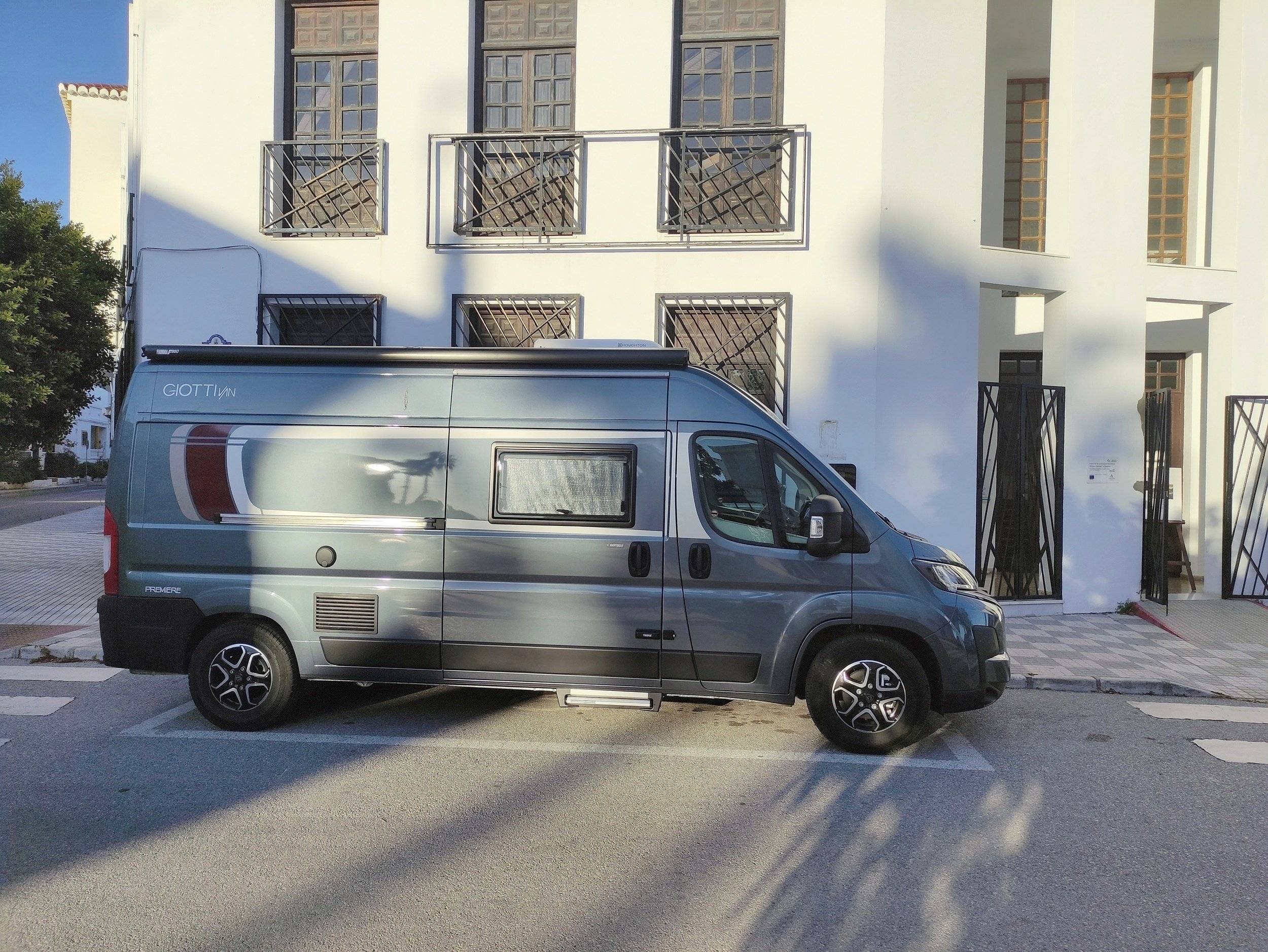 Vista del vehículo ángulo delantero Peugeot - Yescapa