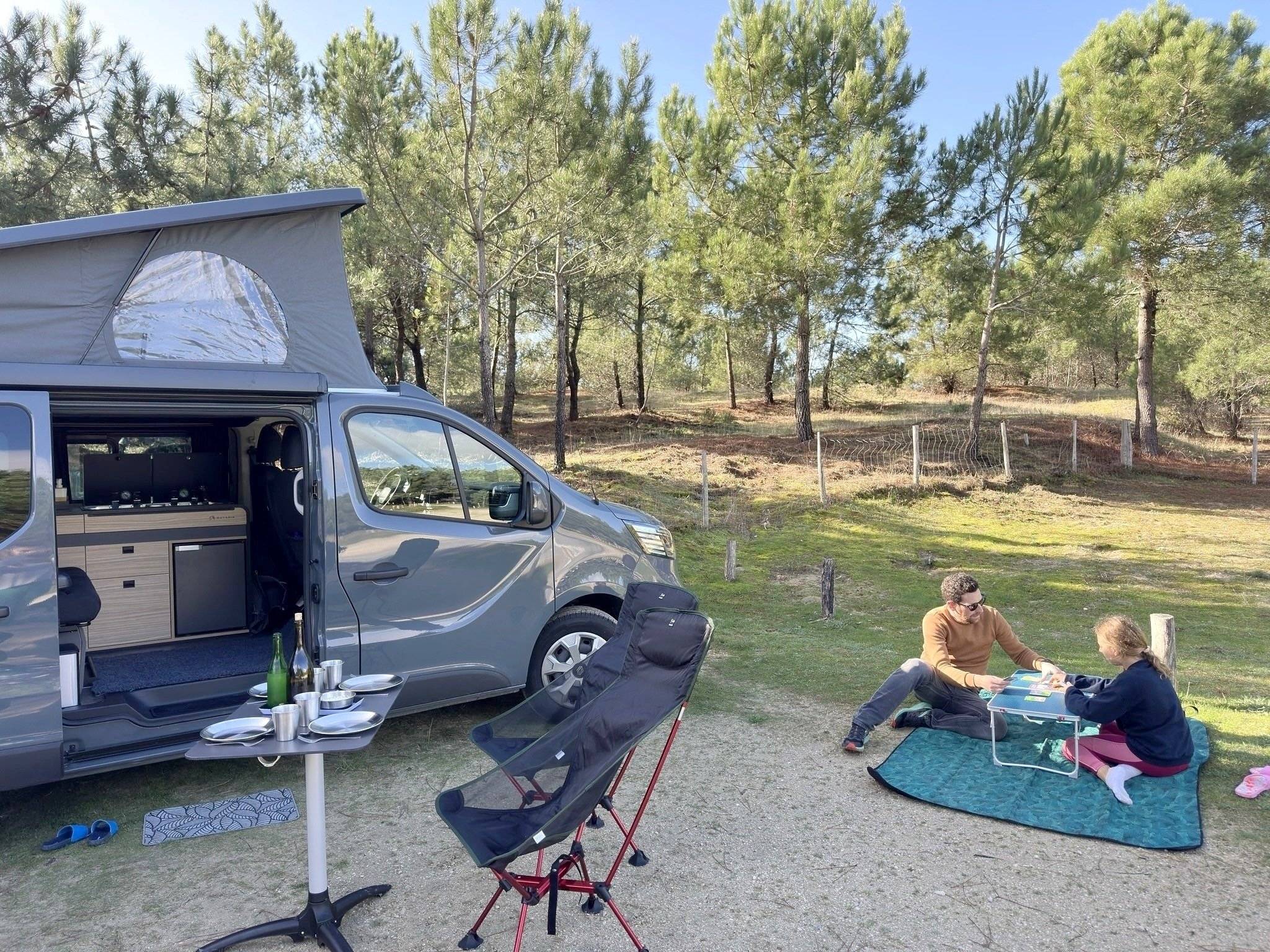 schräge Vorderansicht Renault Renault Trafic 150cv Boite auto - Yescapa