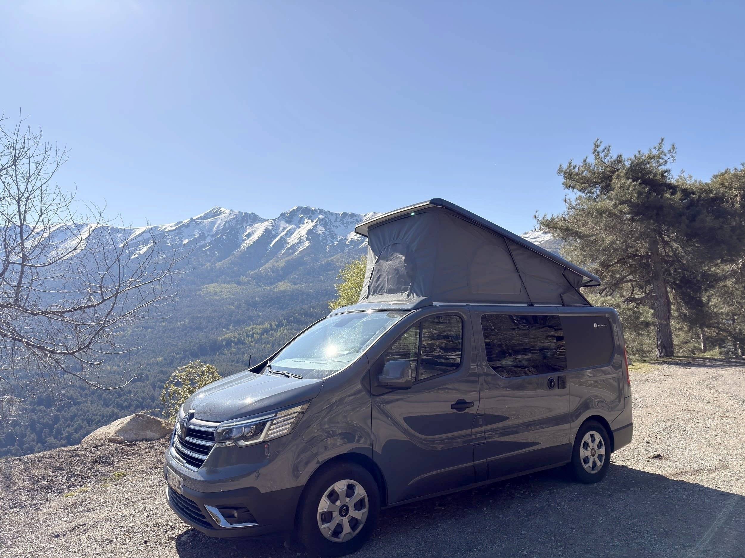 Front view from 3/4 Renault Renault Trafic 150cv Boite auto - Yescapa