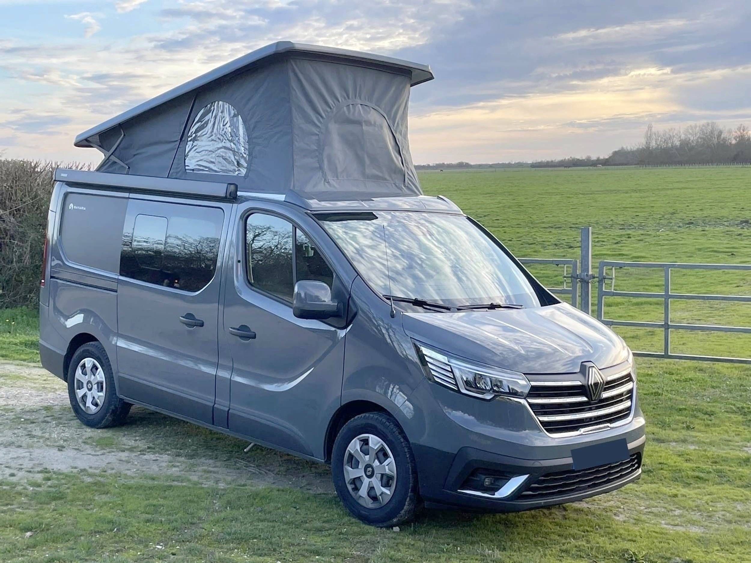 Vue avant de 3/4 Renault Renault Trafic 150cv Boite auto - Yescapa