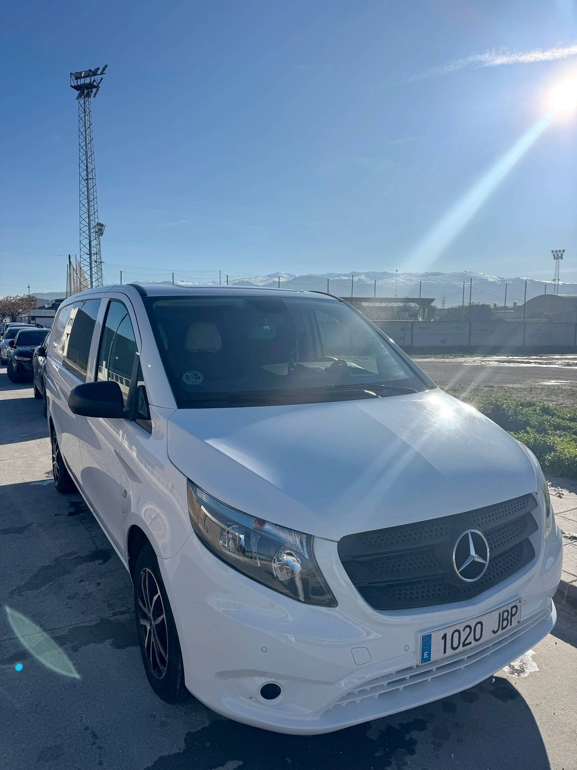 Front view from 3/4 Mercedes Renault - Yescapa
