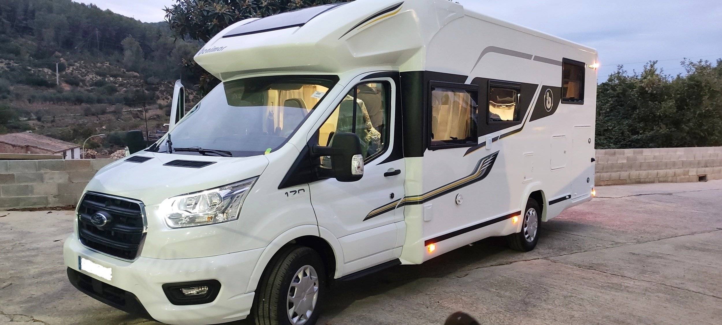 Voorkant 3/4 Ford Ford Transit 170 - Yescapa