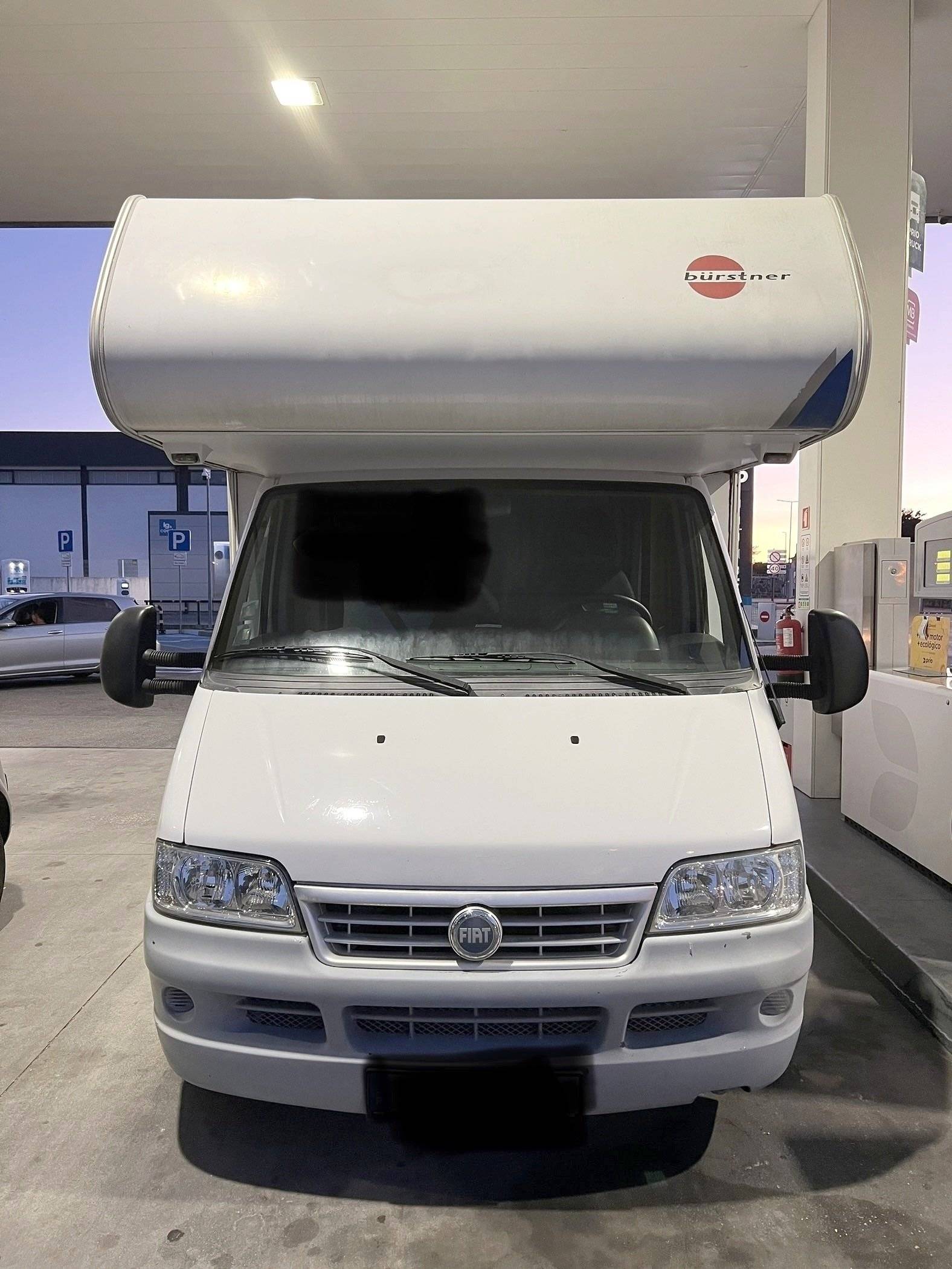 Vista frontale a ¾ Fiat Ducato 2.8 JTD - Yescapa