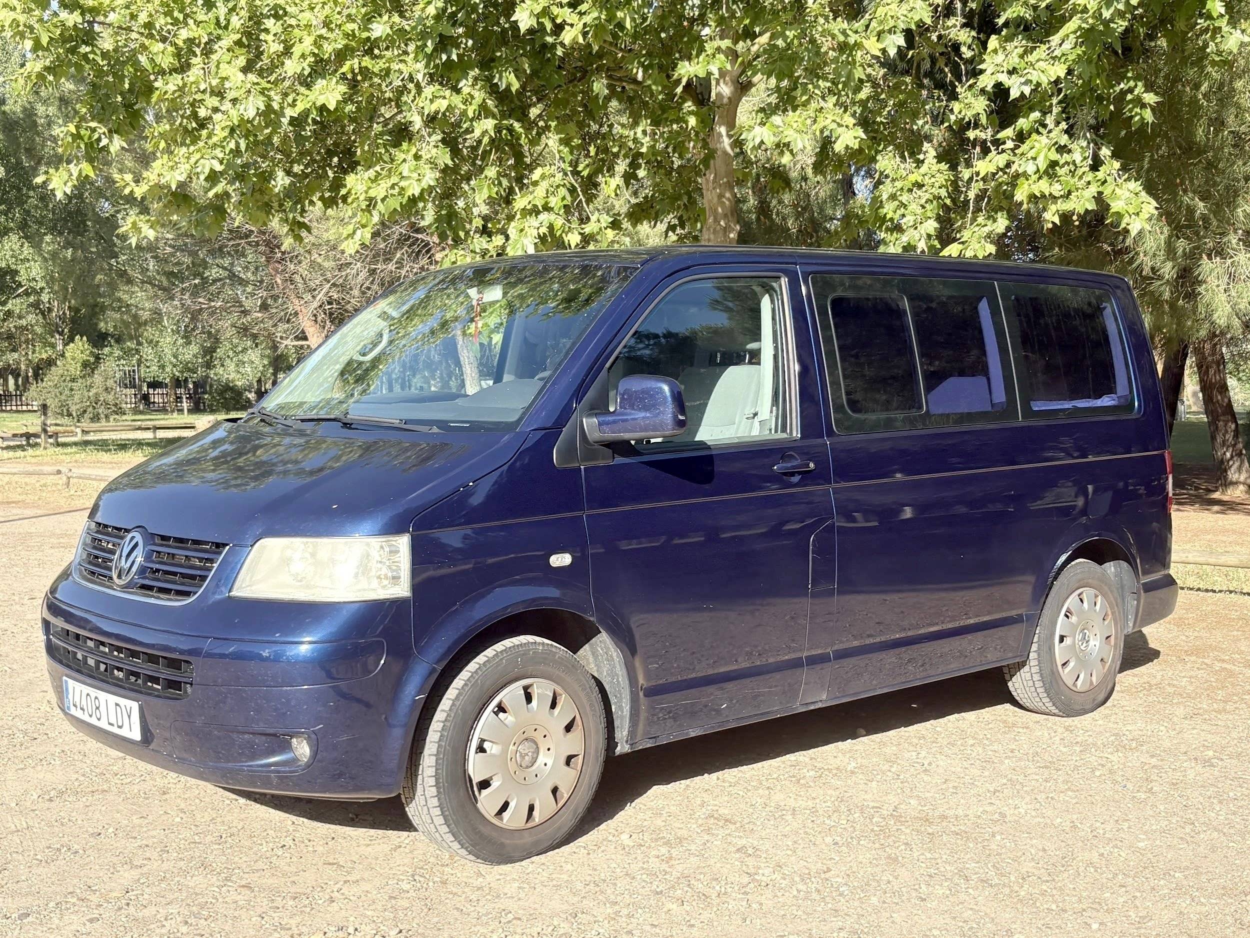 Vista frontale a ¾ Volkswagen T5 2,5 l 130 ch - Yescapa