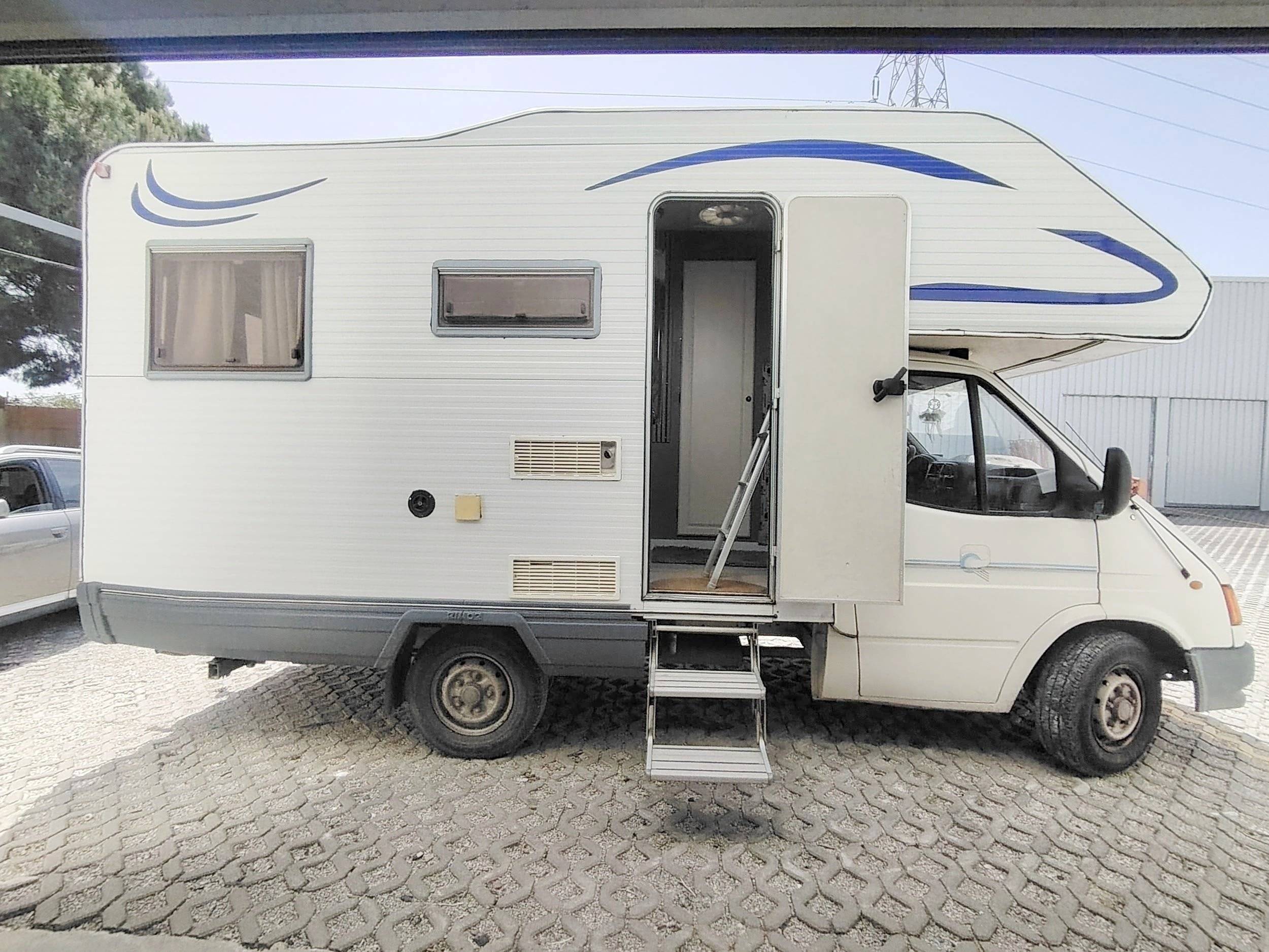 Vista del vehicle angle davanter Ford Transit - Yescapa