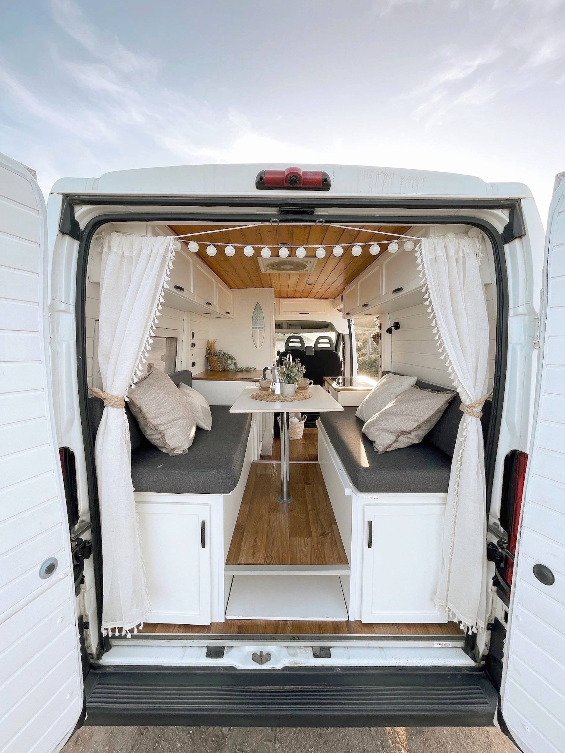 Vue avant de 3/4 Citroën Jumper 2,2 l 120 ch - Yescapa