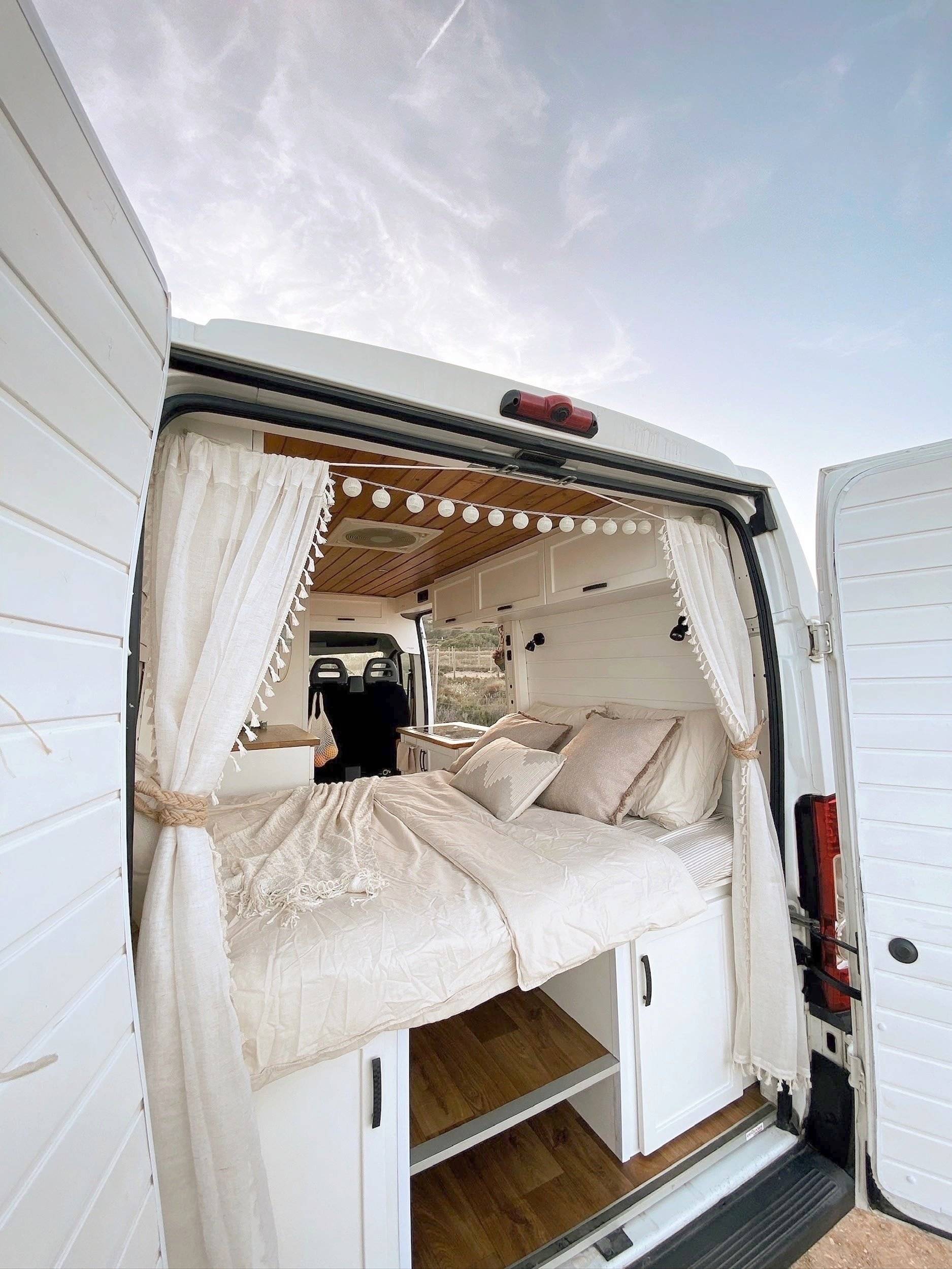 Vista del vehículo ángulo delantero Citroën Jumper 2,2 l 120 ch - Yescapa