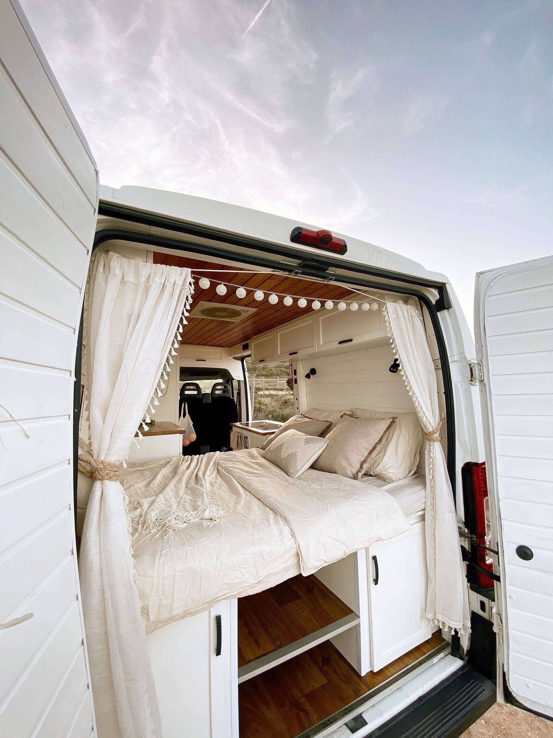 Front view from 3/4 Citroën Jumper 2,2 l 120 ch - Yescapa