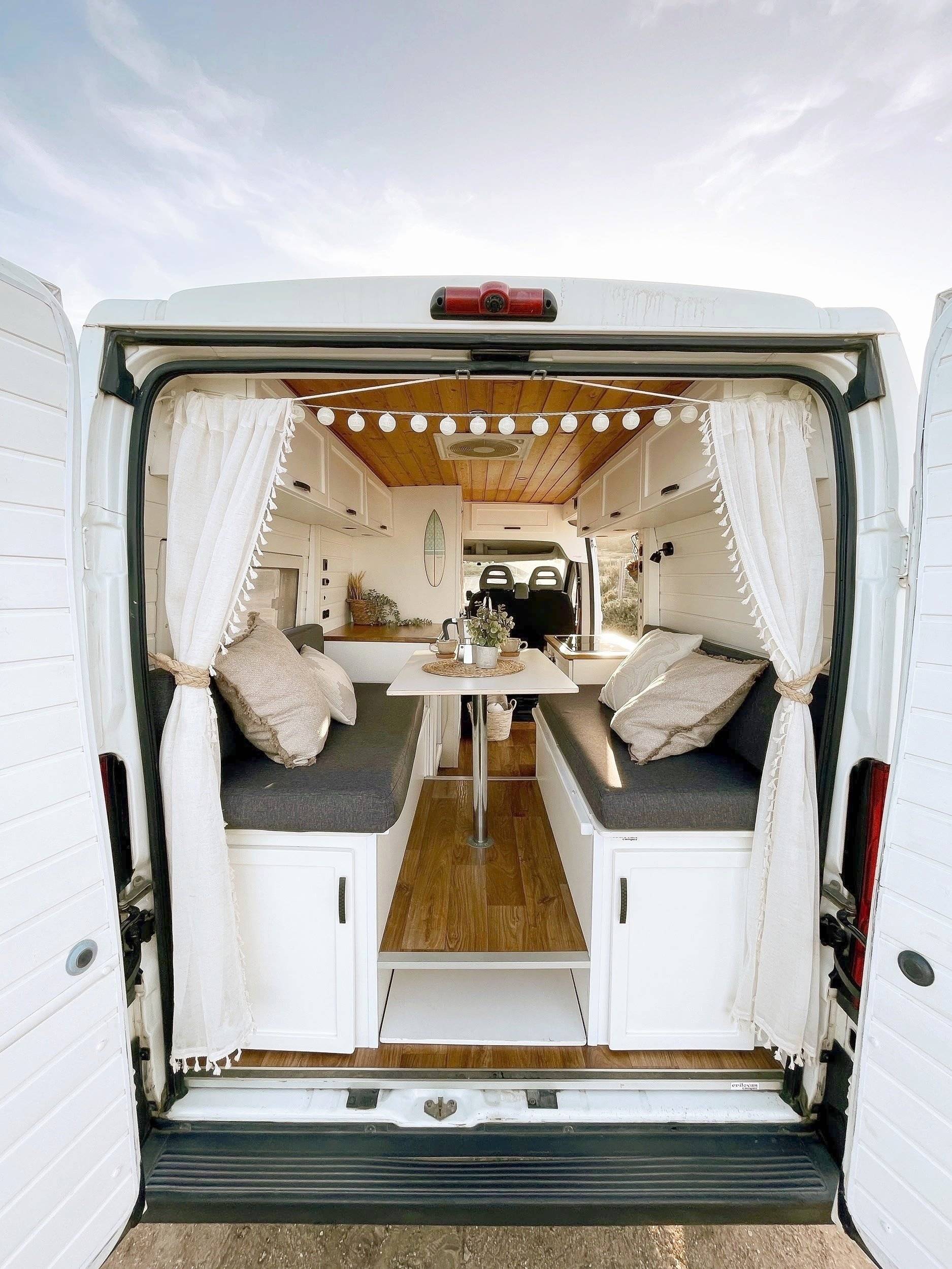 Front view from 3/4 Citroën Jumper 2,2 l 120 ch - Yescapa