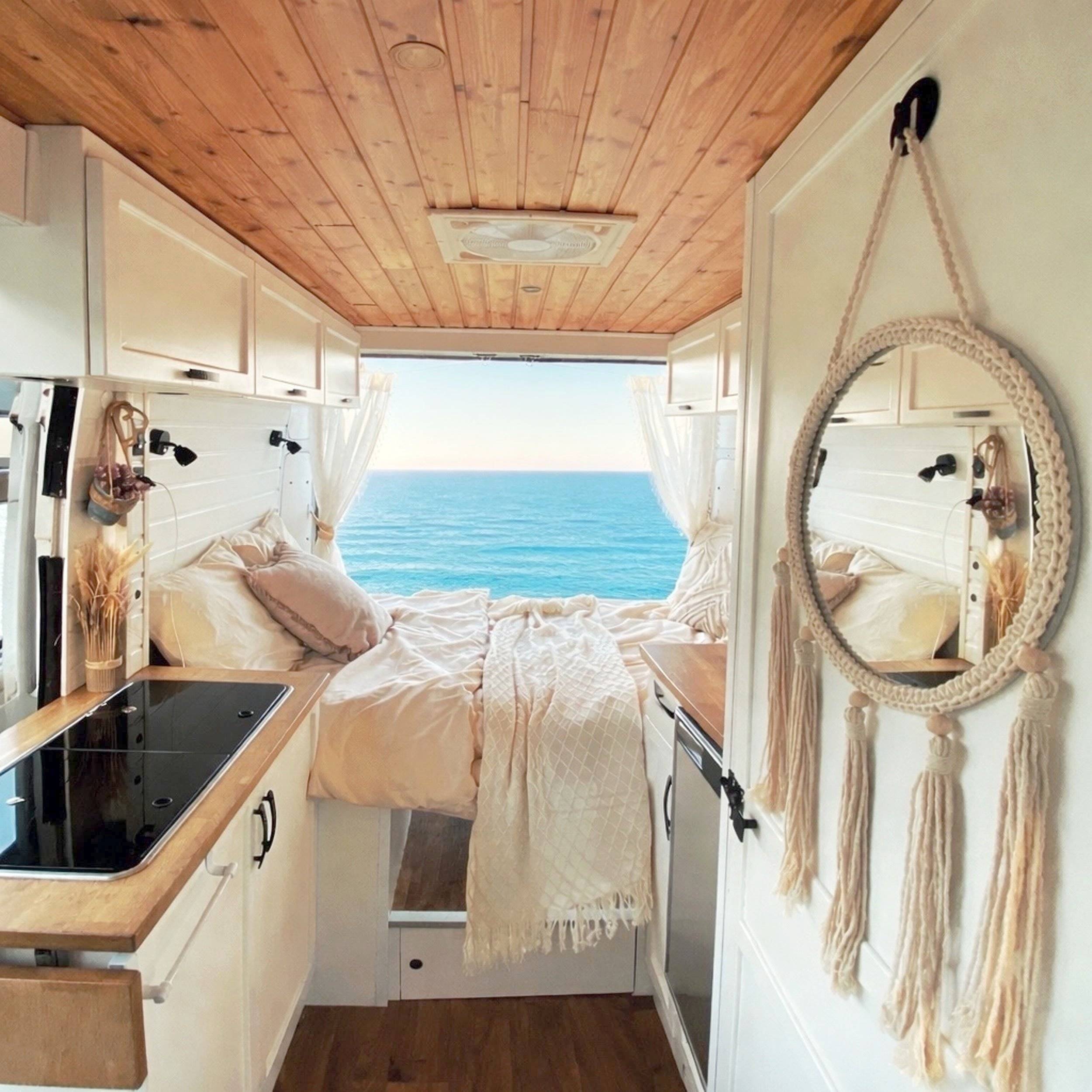 Front view from 3/4 Citroën Jumper 2,2 l 120 ch - Yescapa