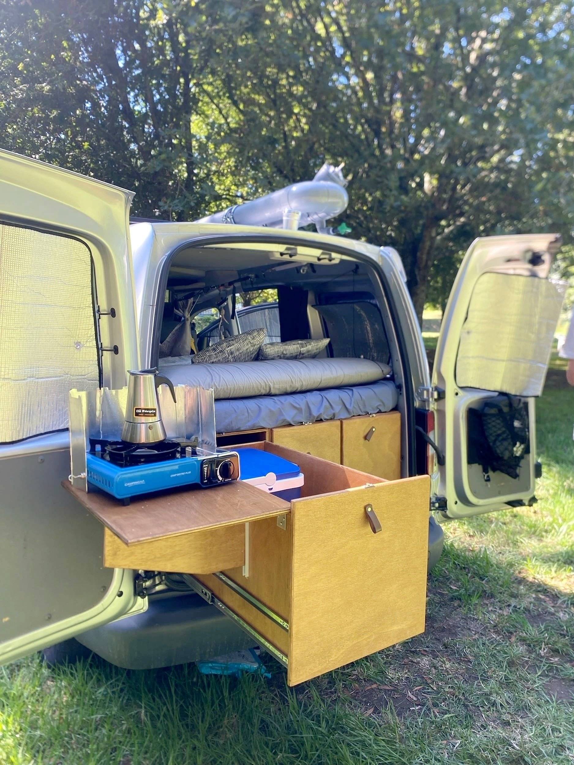 Vista frontale a ¾ Volkswagen Caddy 1.9 105 cv - Yescapa