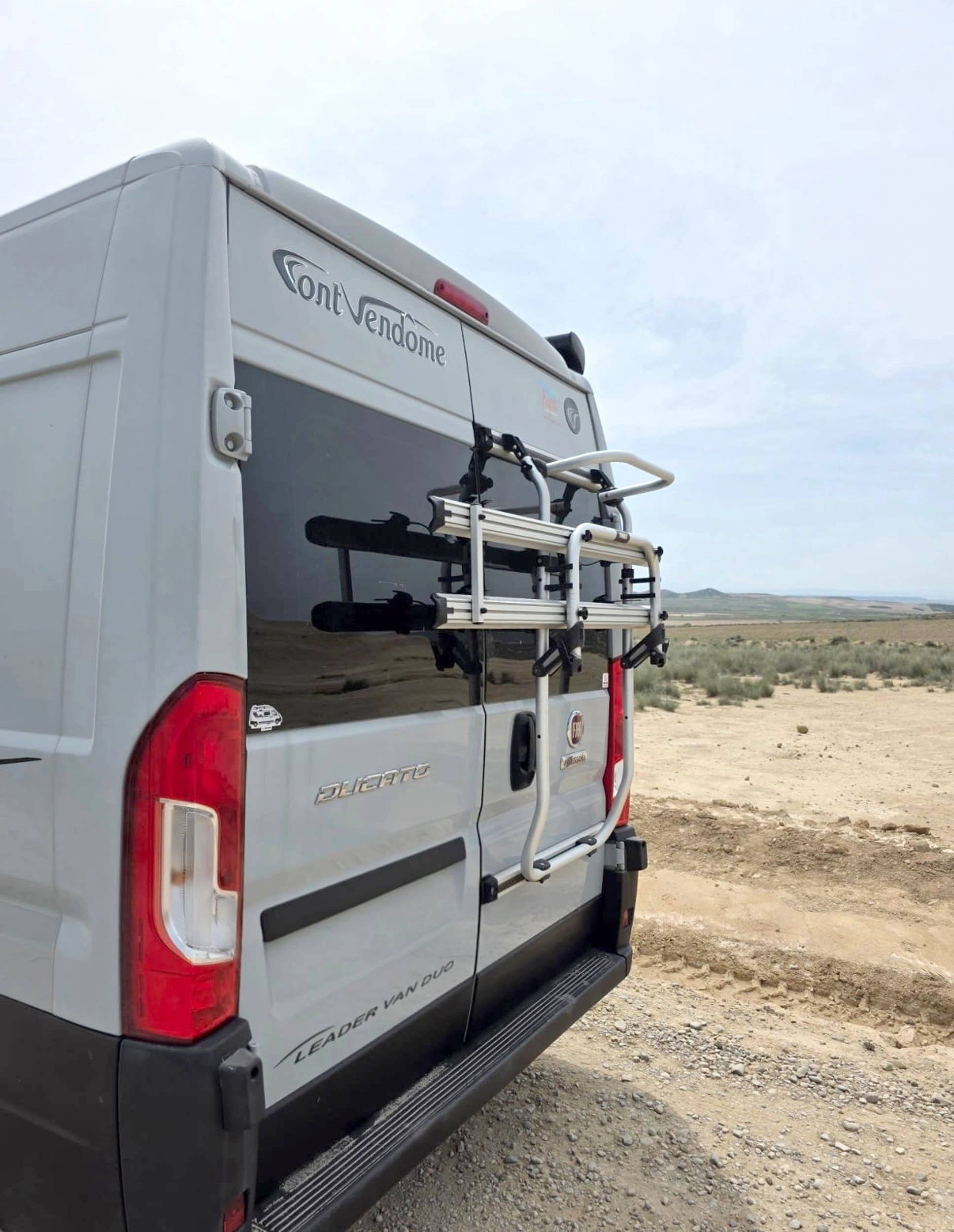 Vista parte trasera del vehículo Fiat ducato 140CV 2.3L - Yescapa
