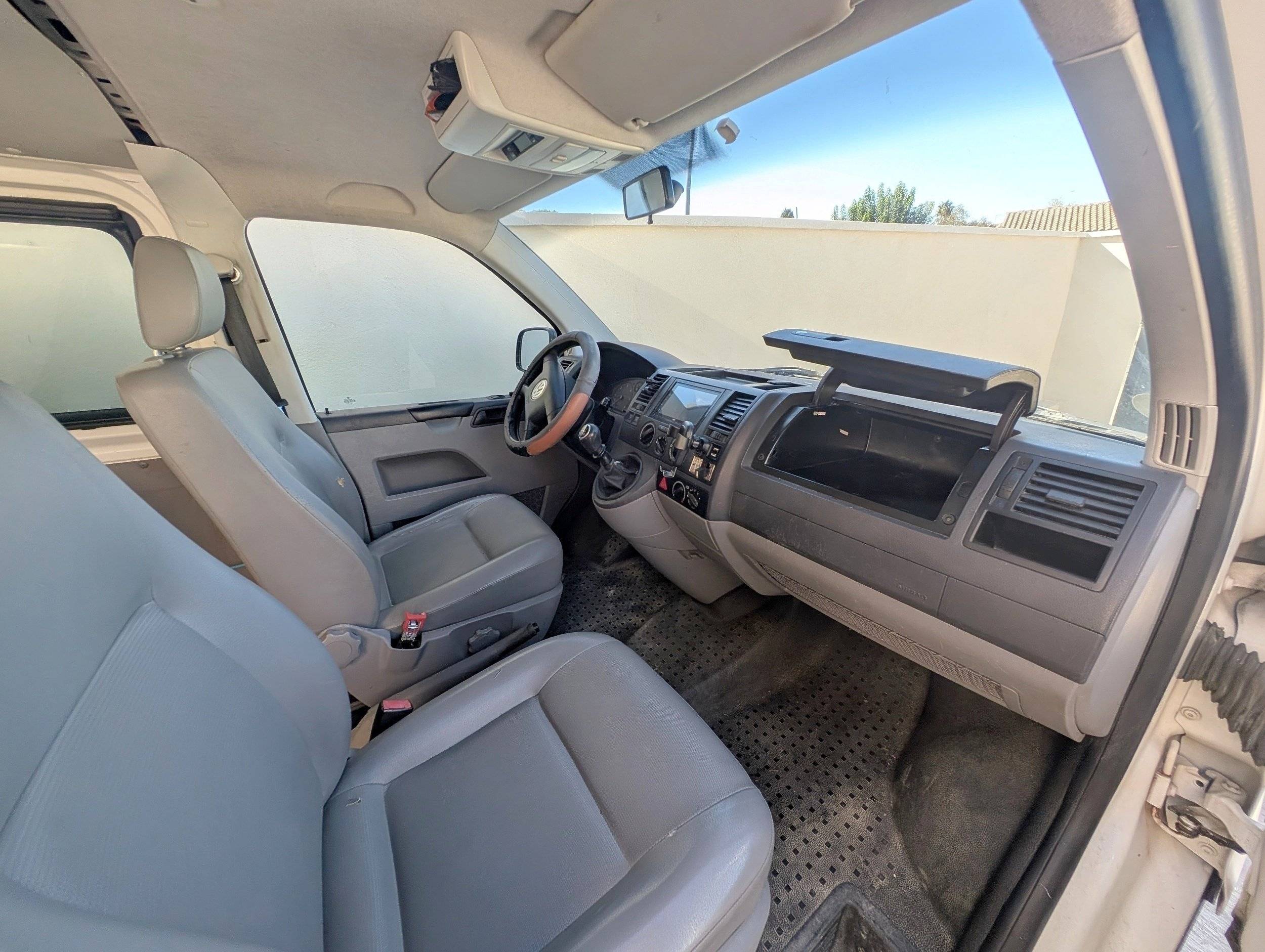 Driver's compartment Volkswagen T5 2,5 l 130 ch - Yescapa