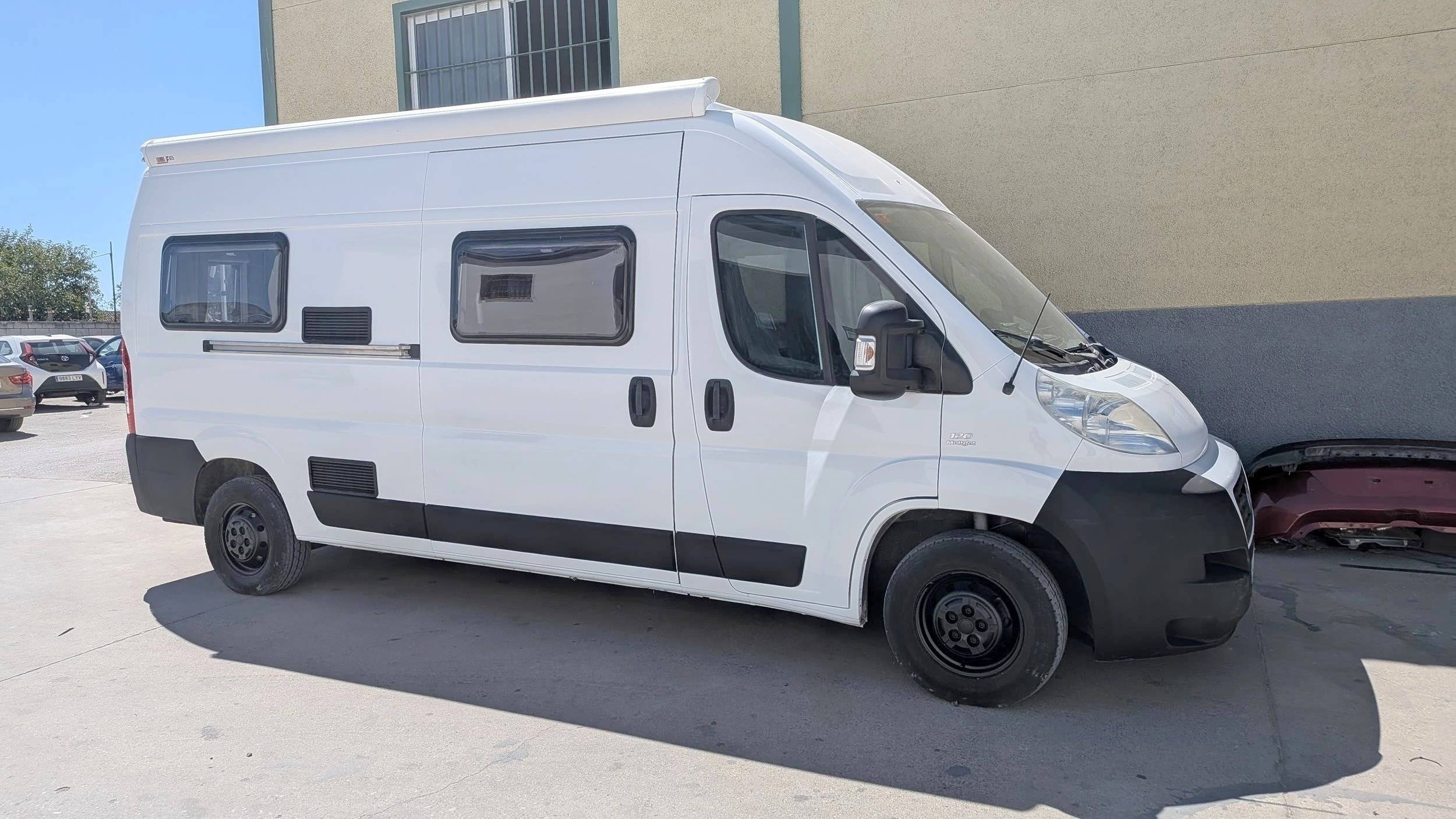 Vista frontale a ¾ Fiat Ducato 2,3 l 148 ch - Yescapa