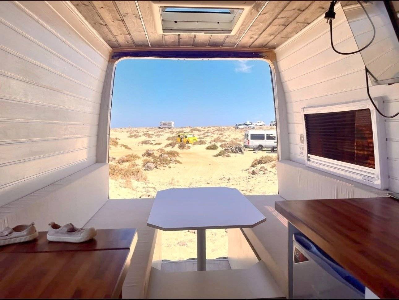 Dining Area Volkswagen CRAFTER 32 L2 H2 - Yescapa