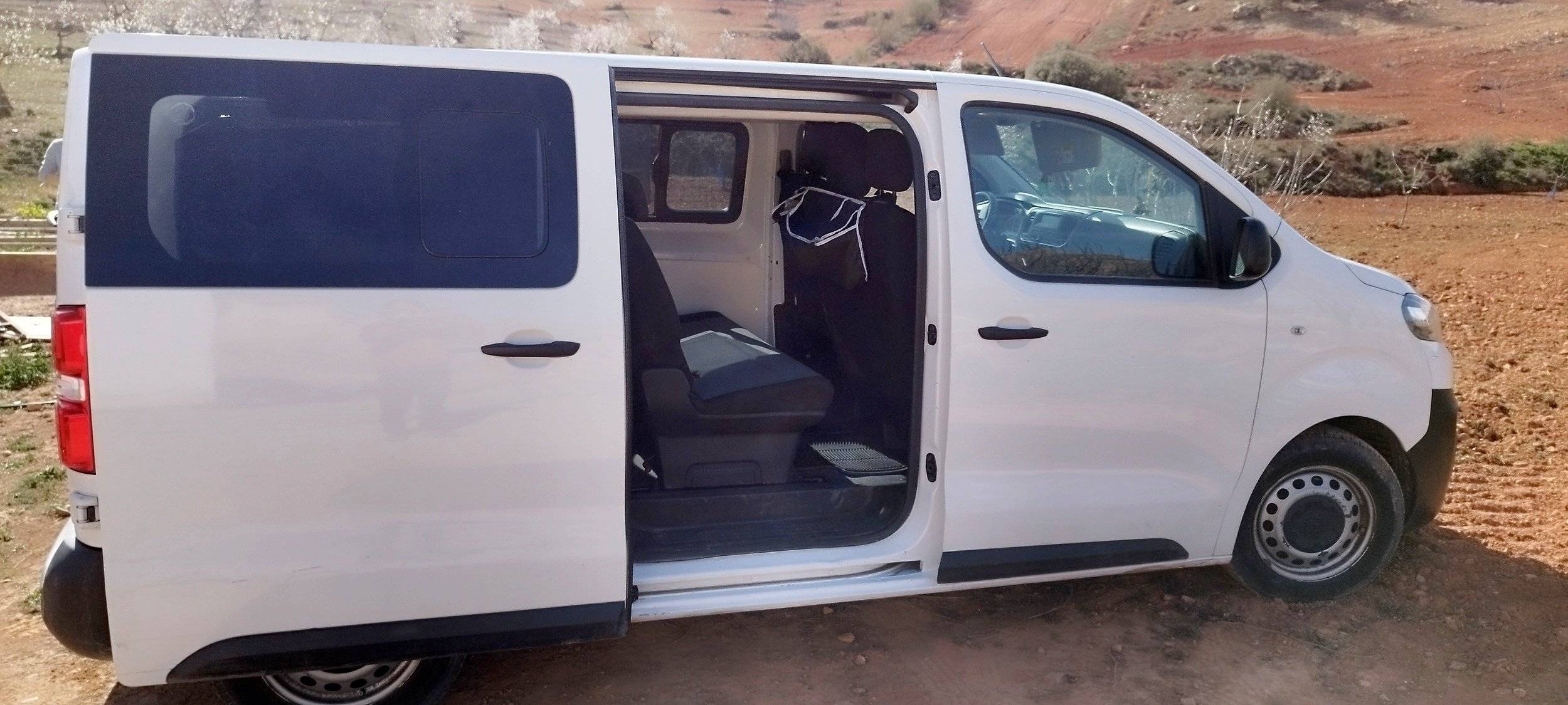 schräge Vorderansicht Citroën Jumpy 1.6 l BlueHDI 115cv Combi M - Yescapa