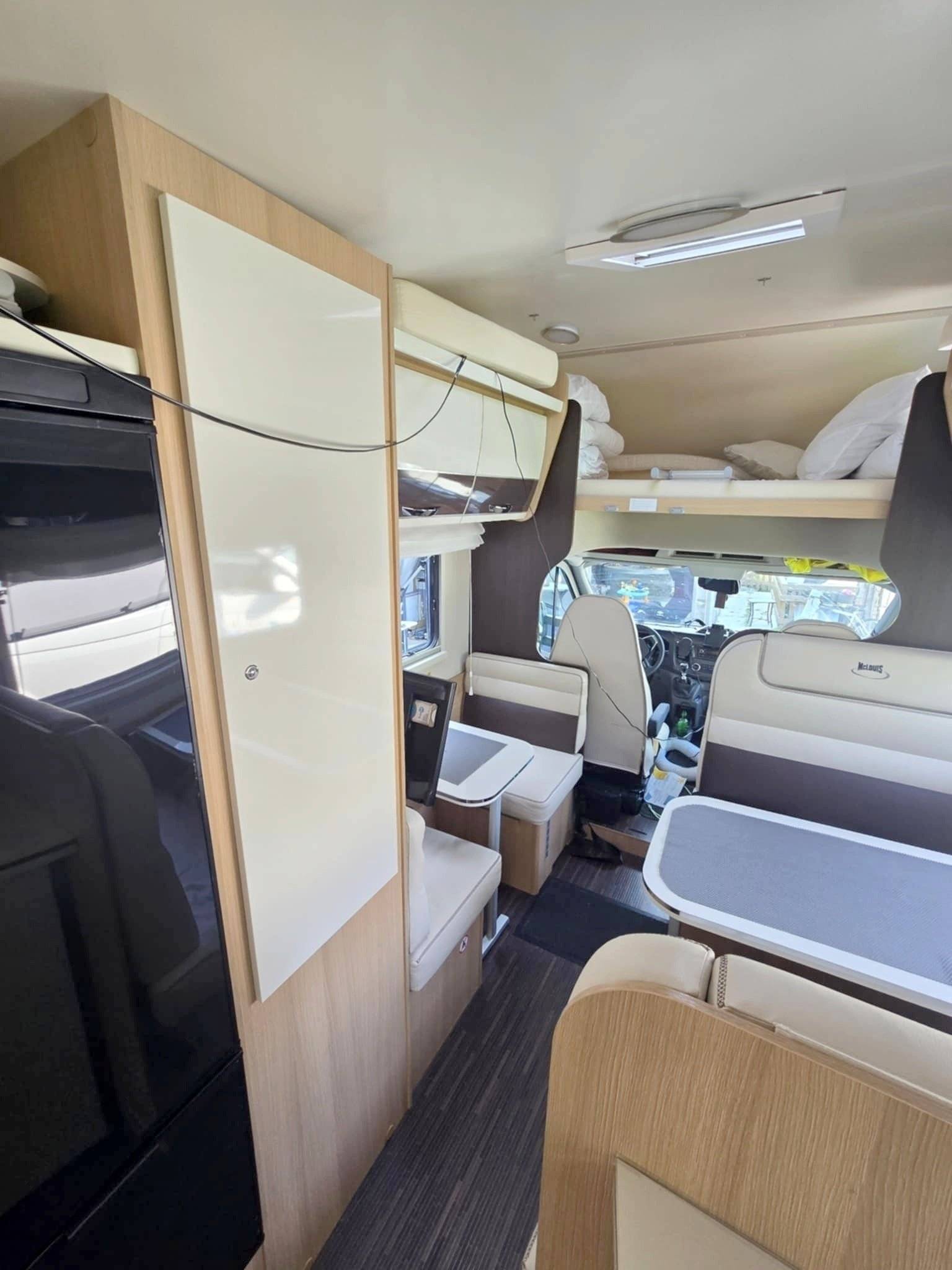 Coin repas Ford Transit 2,0 l 155 ch - Yescapa