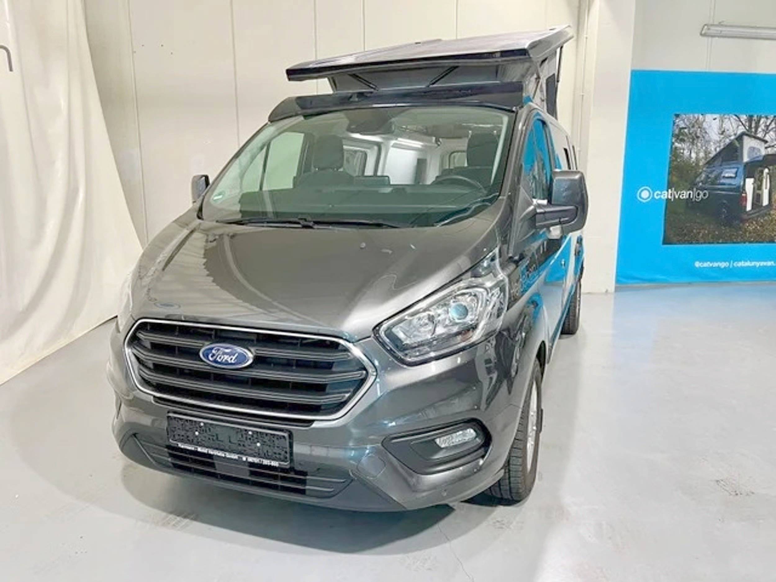 Vista de 3/4 Ford FORD TRANSIT - Yescapa