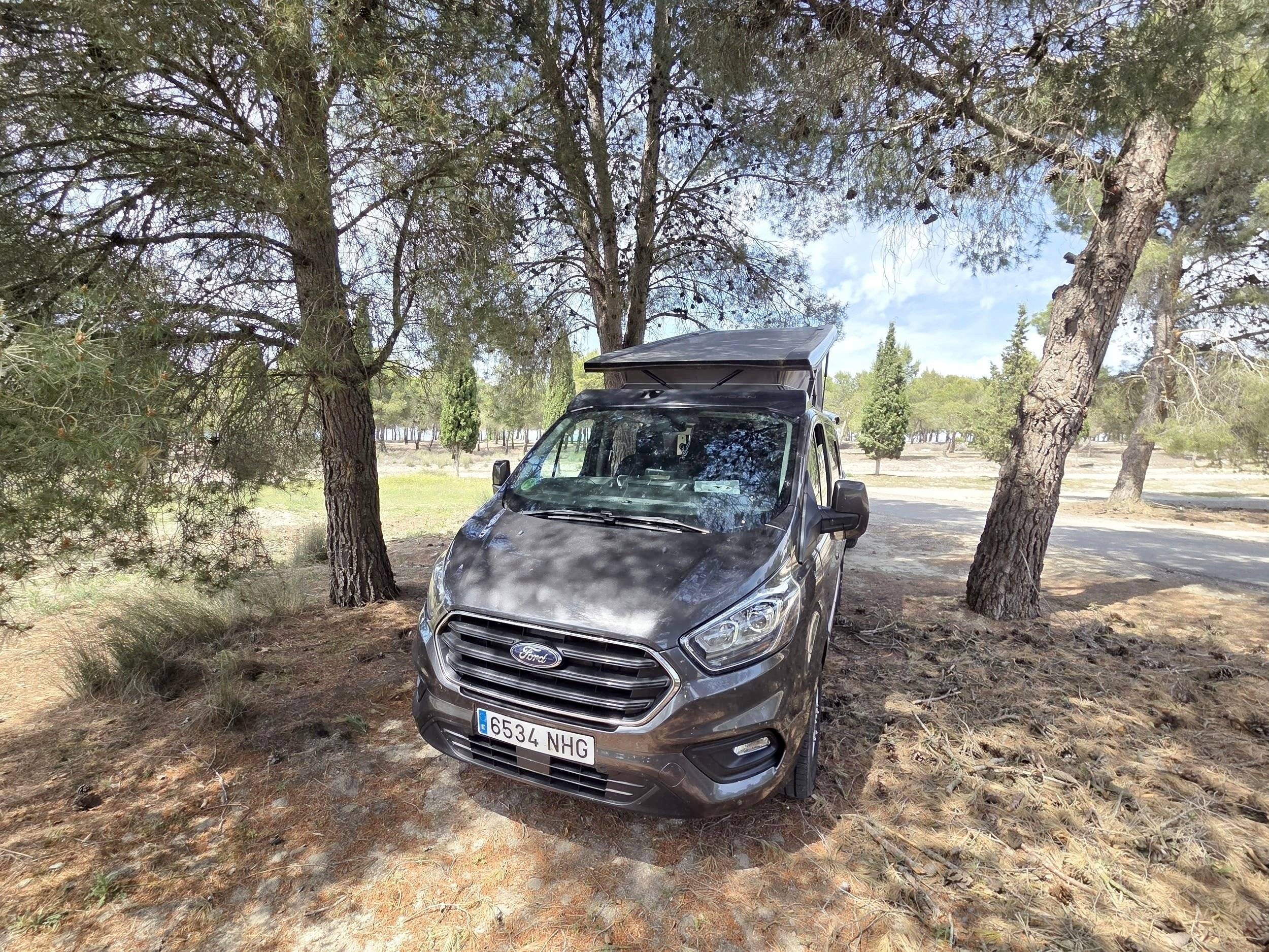 Vista frontale a ¾ Ford FORD TRANSIT - Yescapa