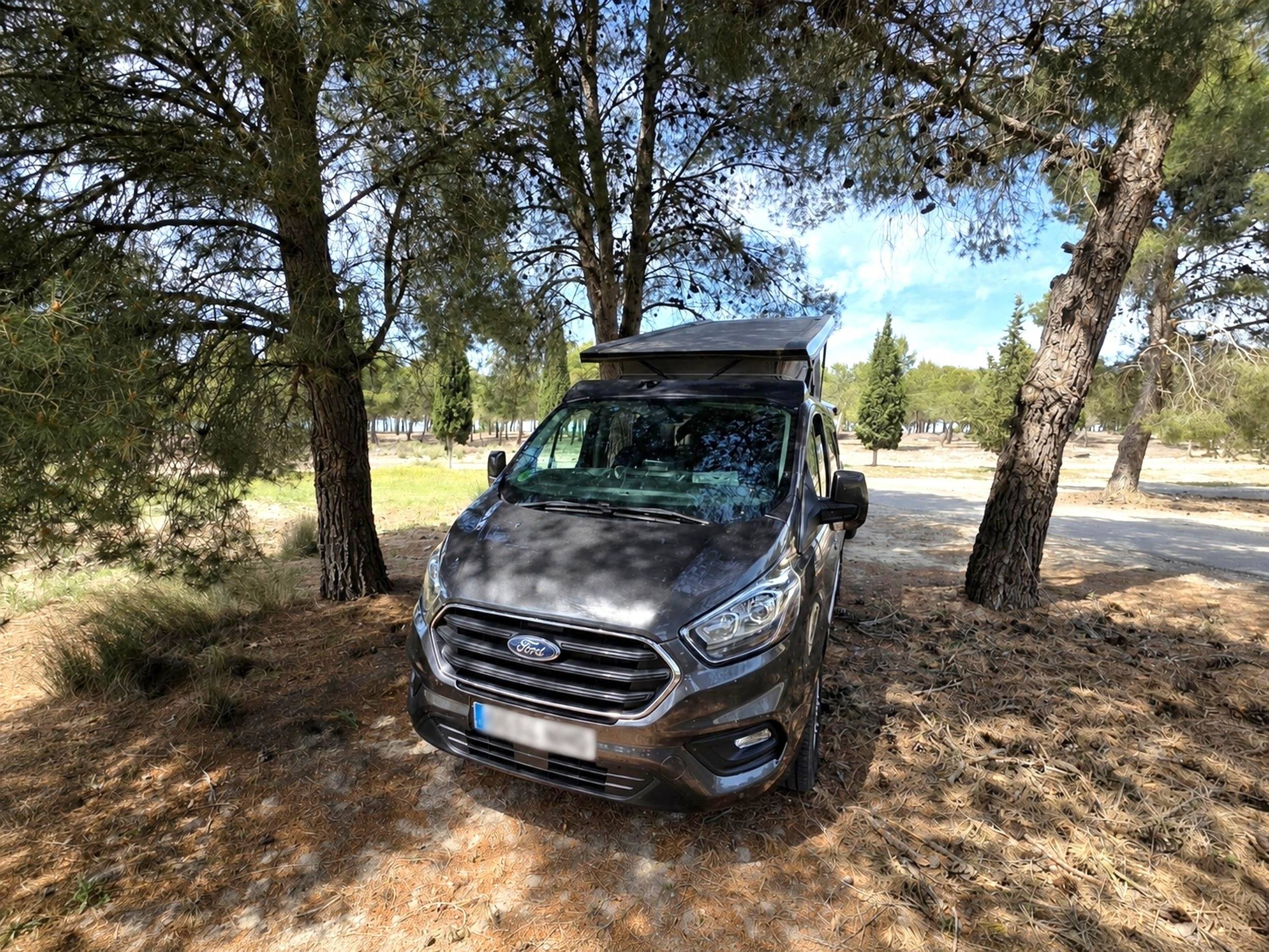 Vue avant de 3/4 Ford FORD TRANSIT - Yescapa