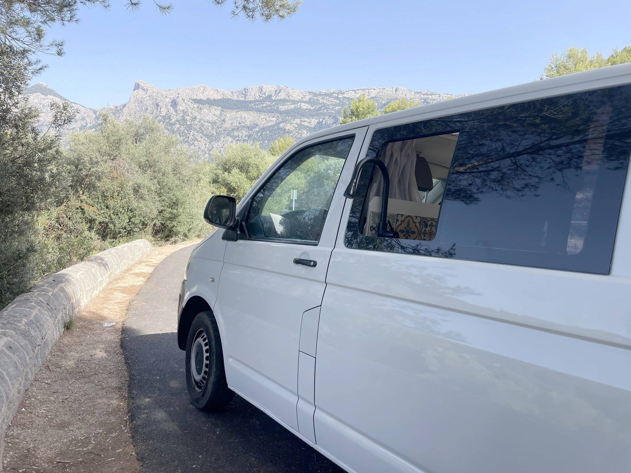 Vista frontale a ¾ Volkswagen T5 2,0 l 102 ch - Yescapa