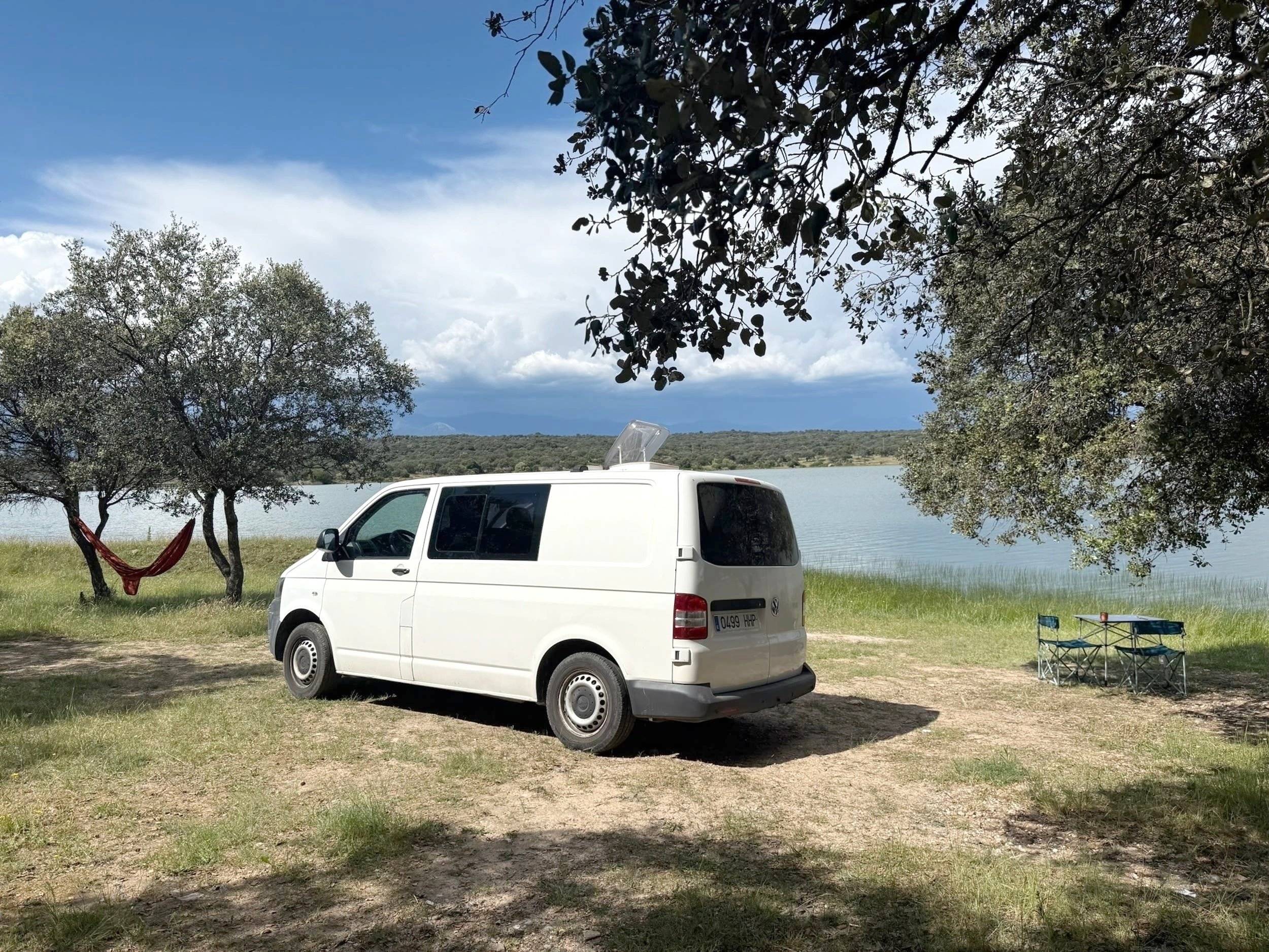 Vue avant de 3/4 Volkswagen T5 2,0 l 102 ch - Yescapa