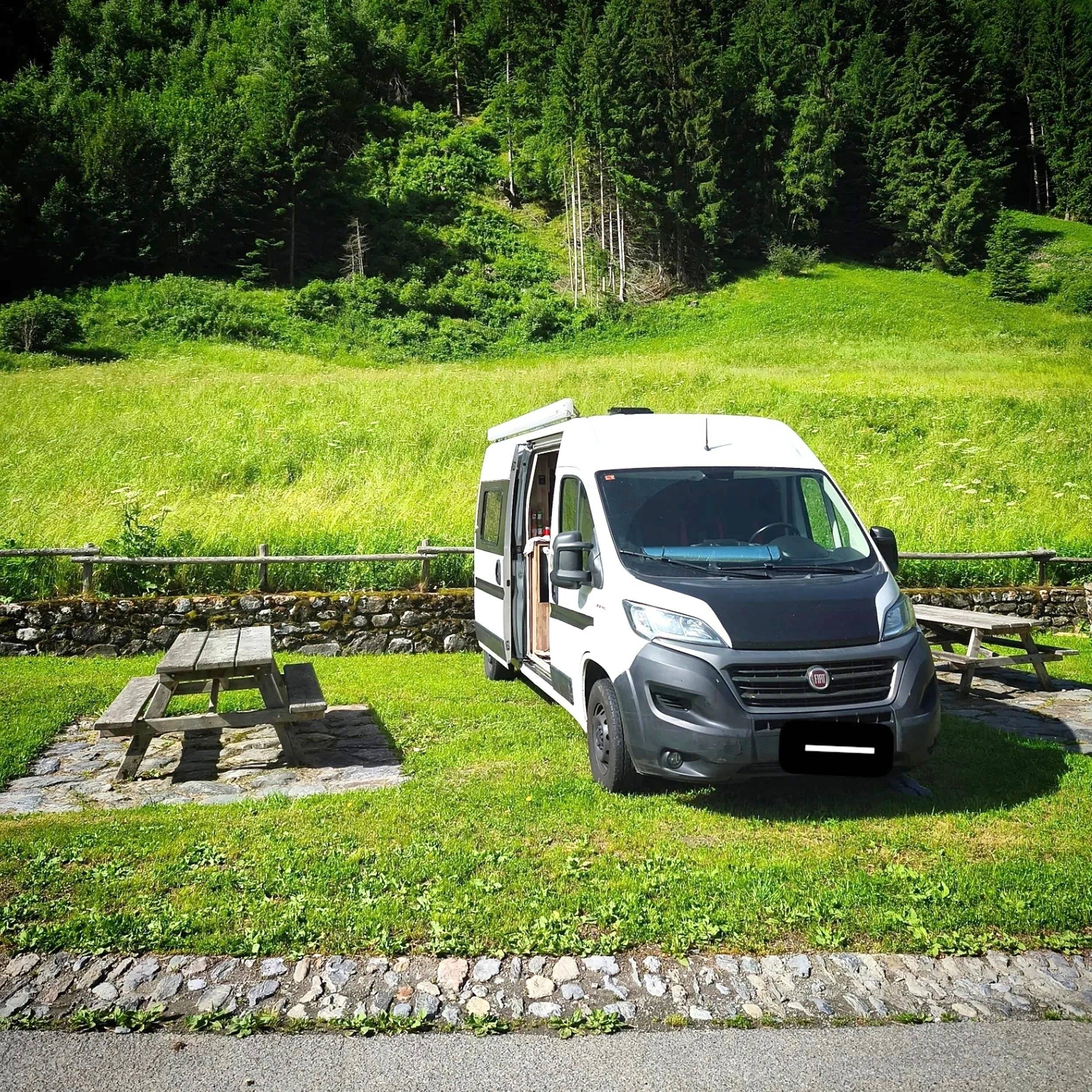 Vista del vehículo ángulo delantero Fiat Ducato 2,3 l Multijet 140 - Yescapa