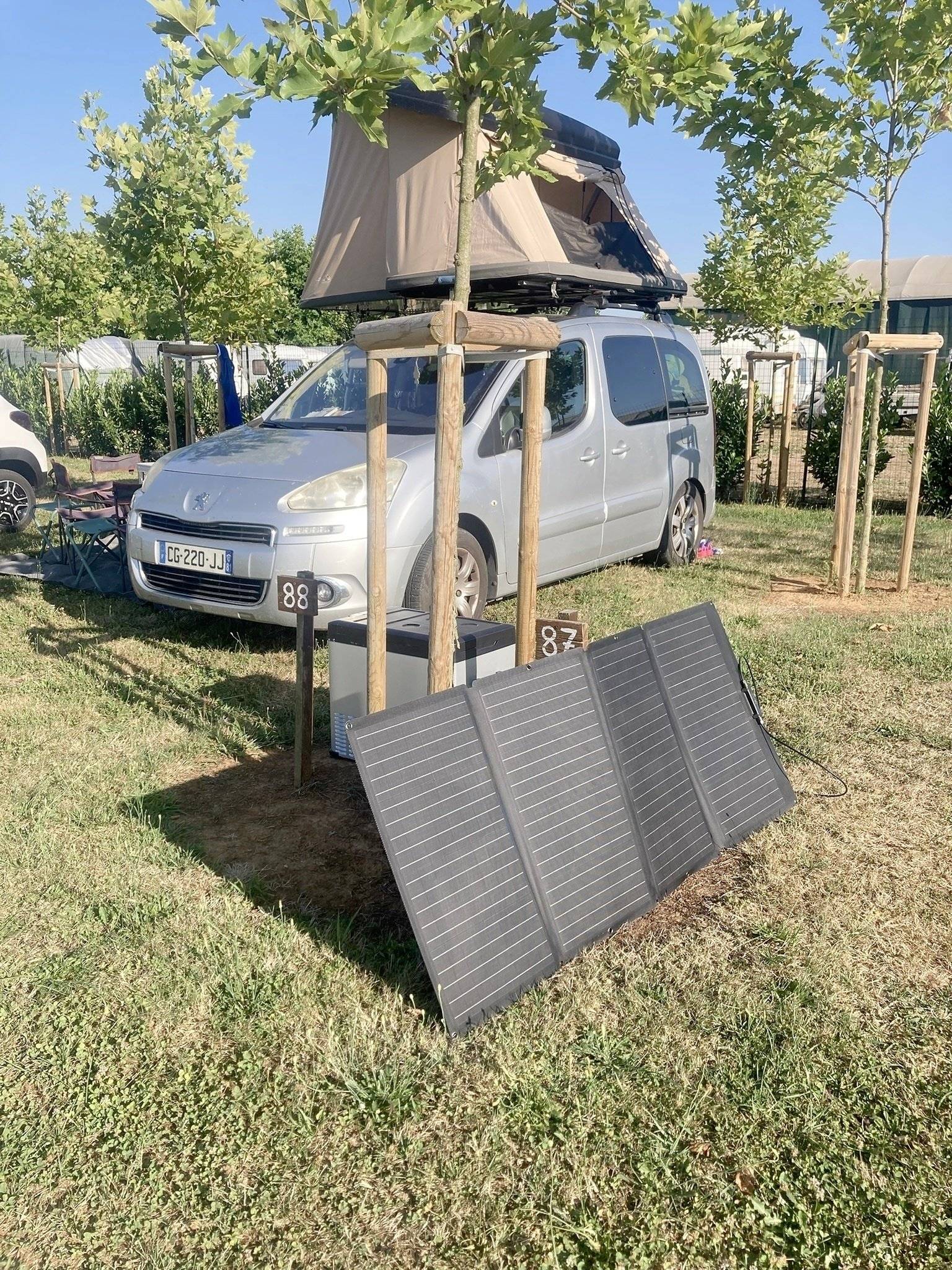 schräge Vorderansicht Peugeot - Yescapa