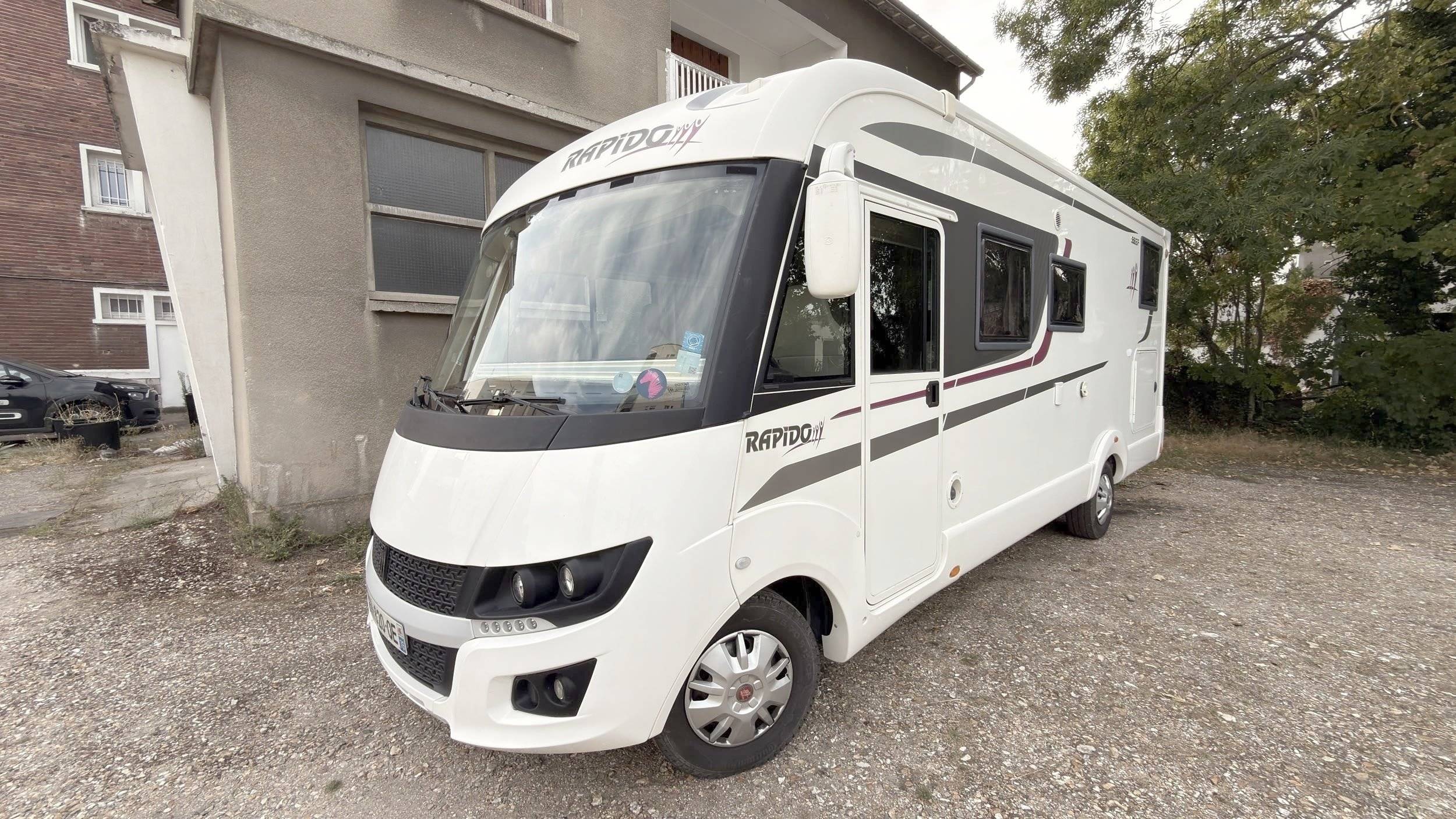 Vue avant de 3/4 Fiat 2,3 l 130 ch. - Yescapa