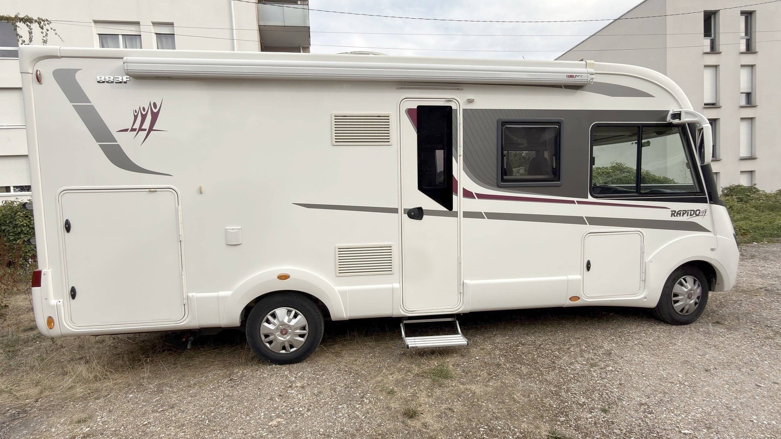 Vue avant de 3/4 Fiat 2,3 l 130 ch. - Yescapa