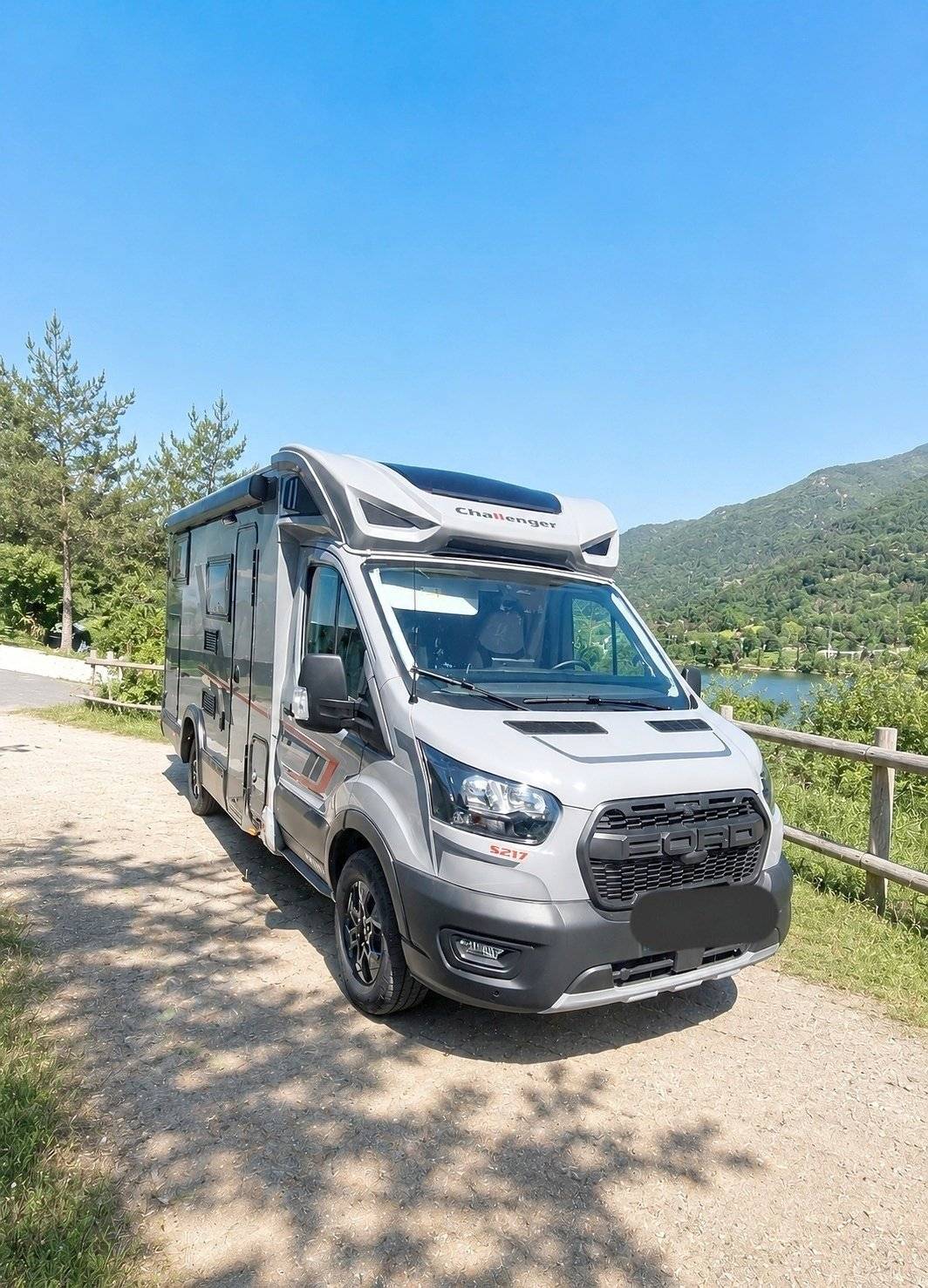 Vista frontale a ¾ Ford ford transit - Yescapa