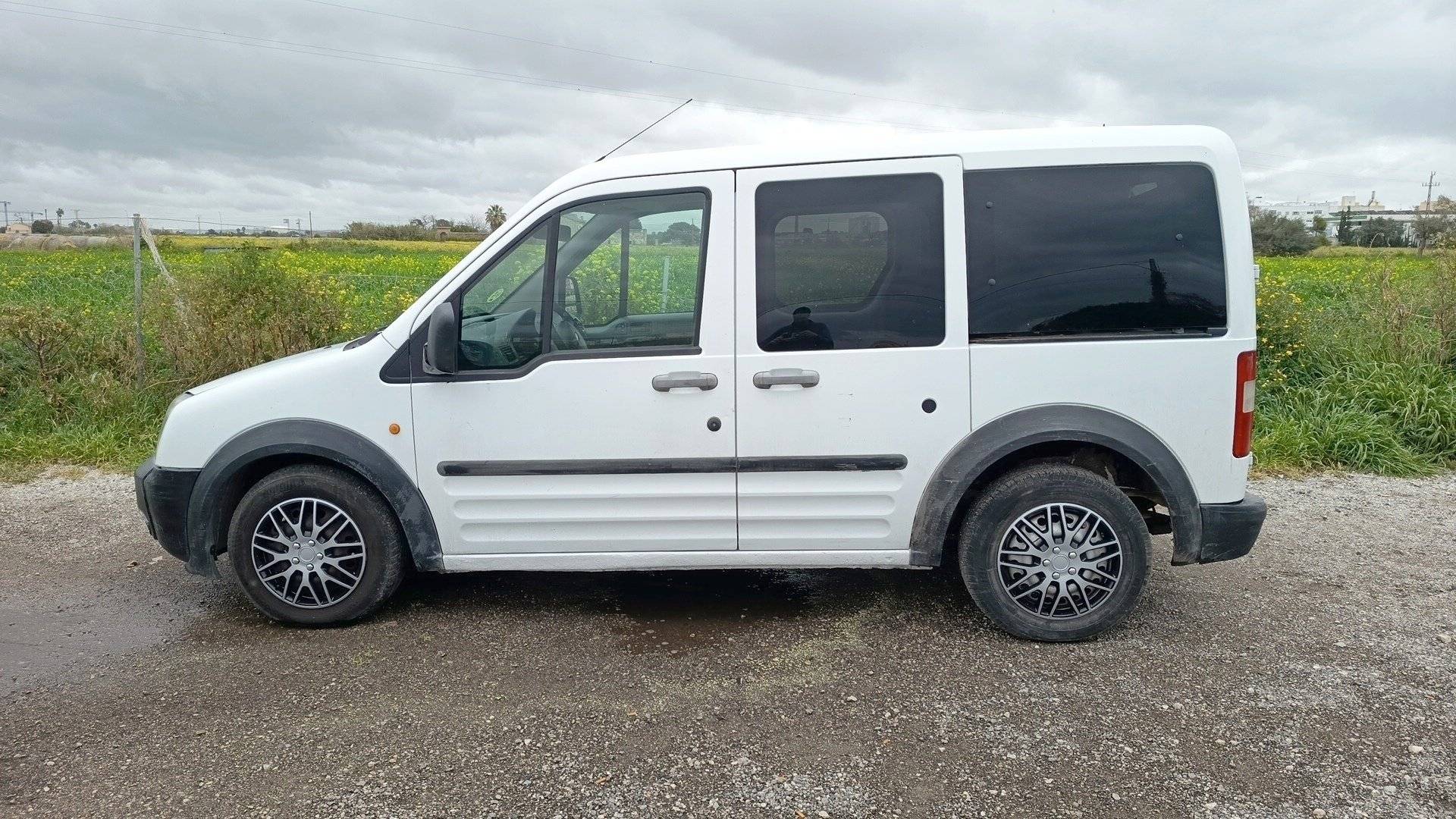 Vue avant de 3/4 Ford Tourneo Connect - Yescapa