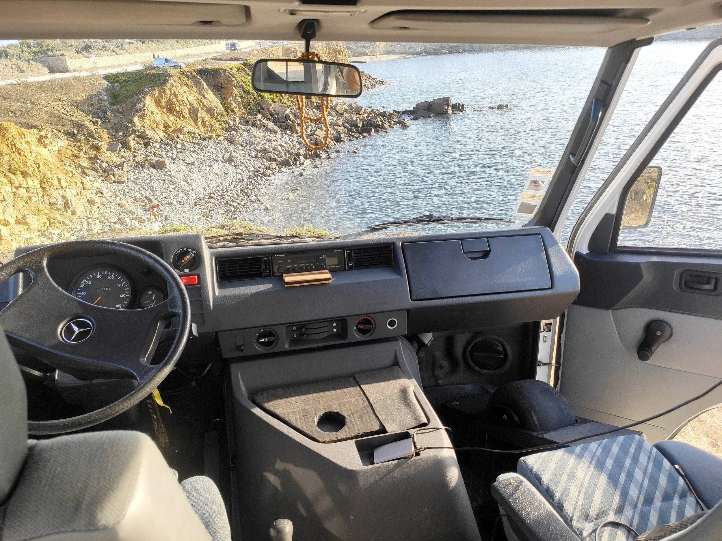 Driver's compartment Mercedes MB100d - Yescapa