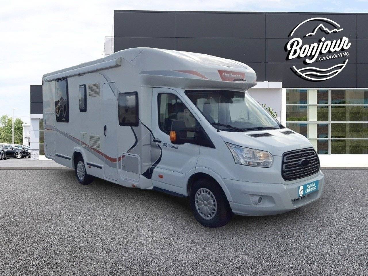 Front view from 3/4 Ford - Yescapa